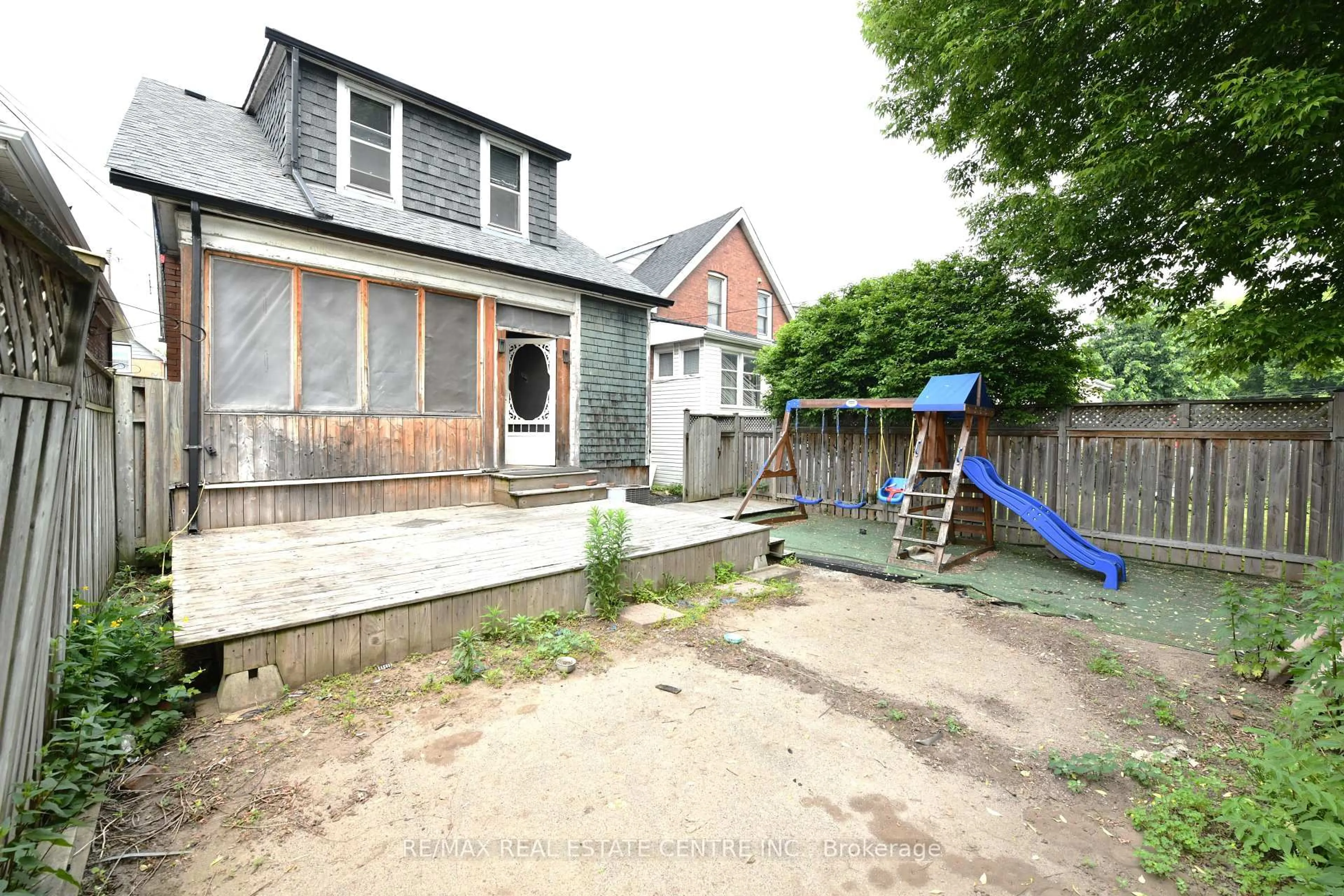 A pic from outside/outdoor area/front of a property/back of a property/a pic from drone, street for 106 Grosvenor Ave, Hamilton Ontario L8L 7S6