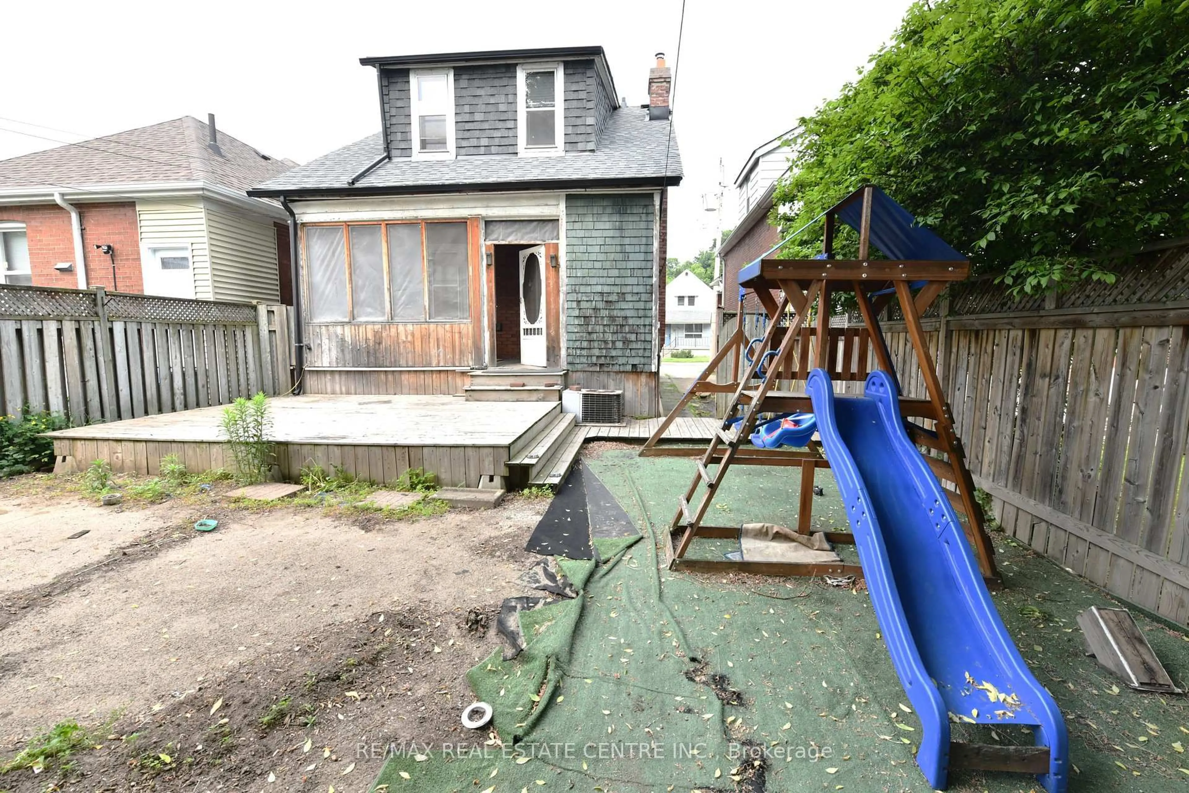 A pic from outside/outdoor area/front of a property/back of a property/a pic from drone, building for 106 Grosvenor Ave, Hamilton Ontario L8L 7S6