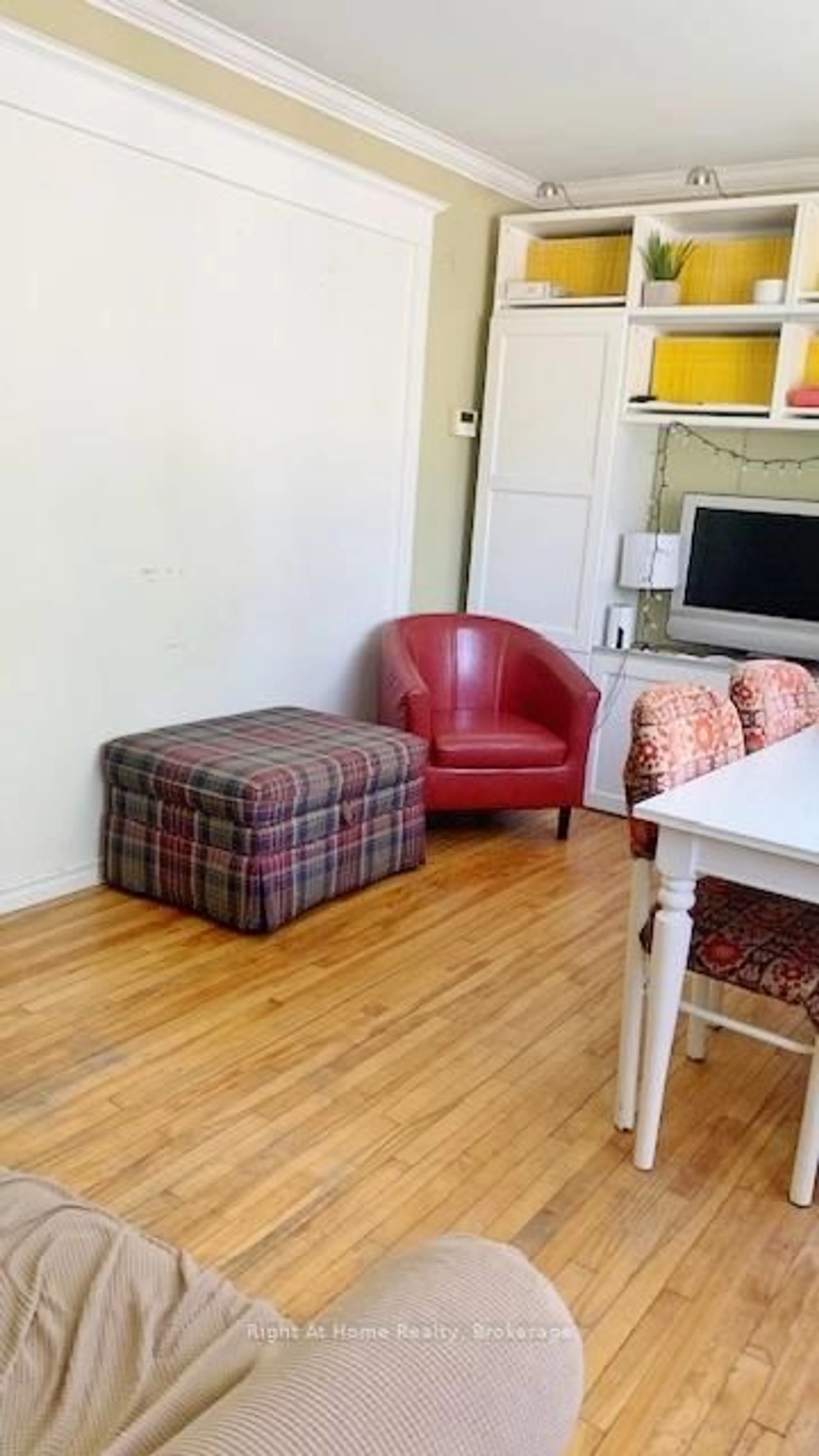 A pic of a room for 125 Gary Ave, Hamilton Ontario L8S 1Y4