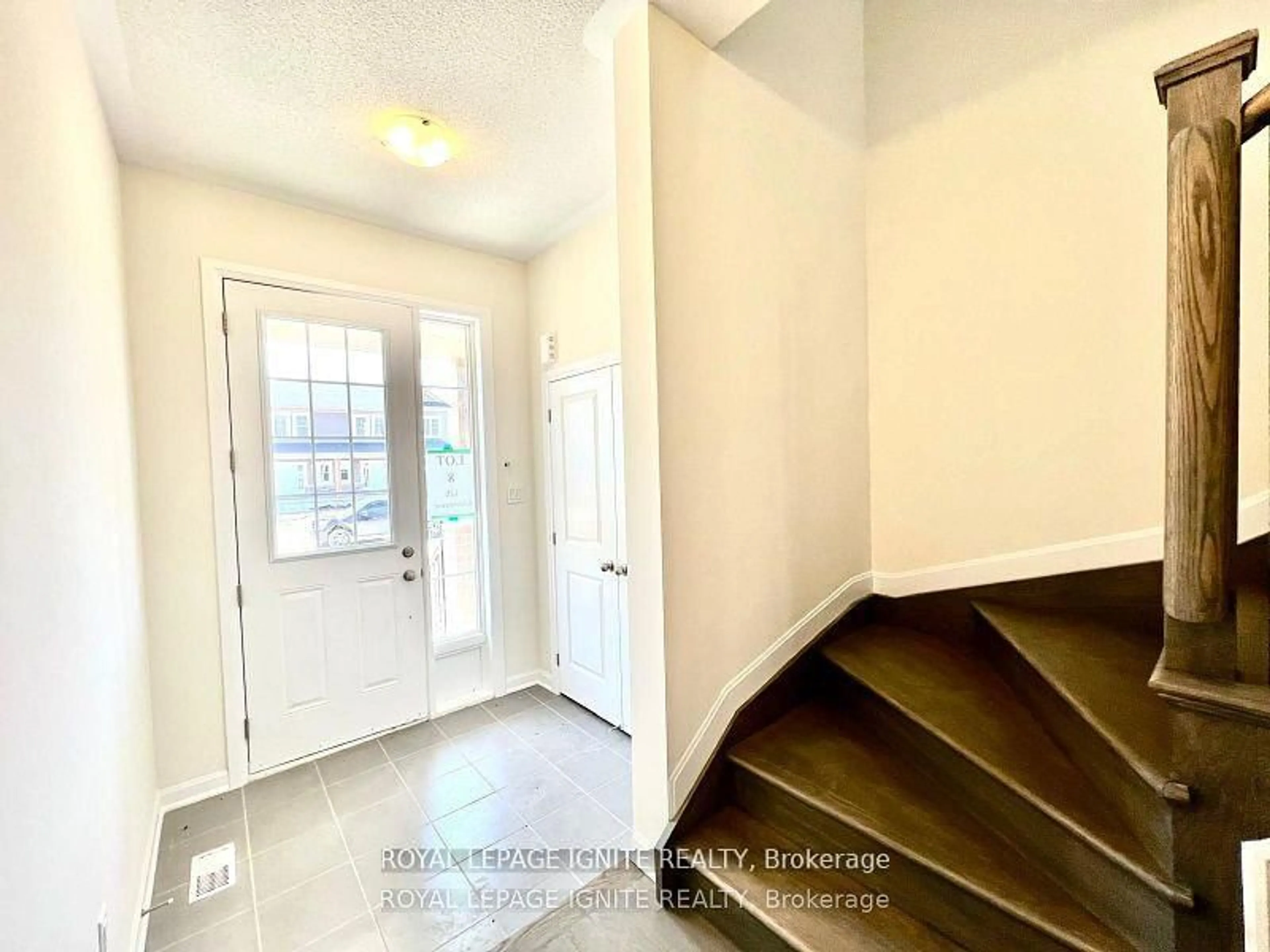 Indoor entryway for 126 Gildersleeve Blvd, Bath Ontario K0H 1G0