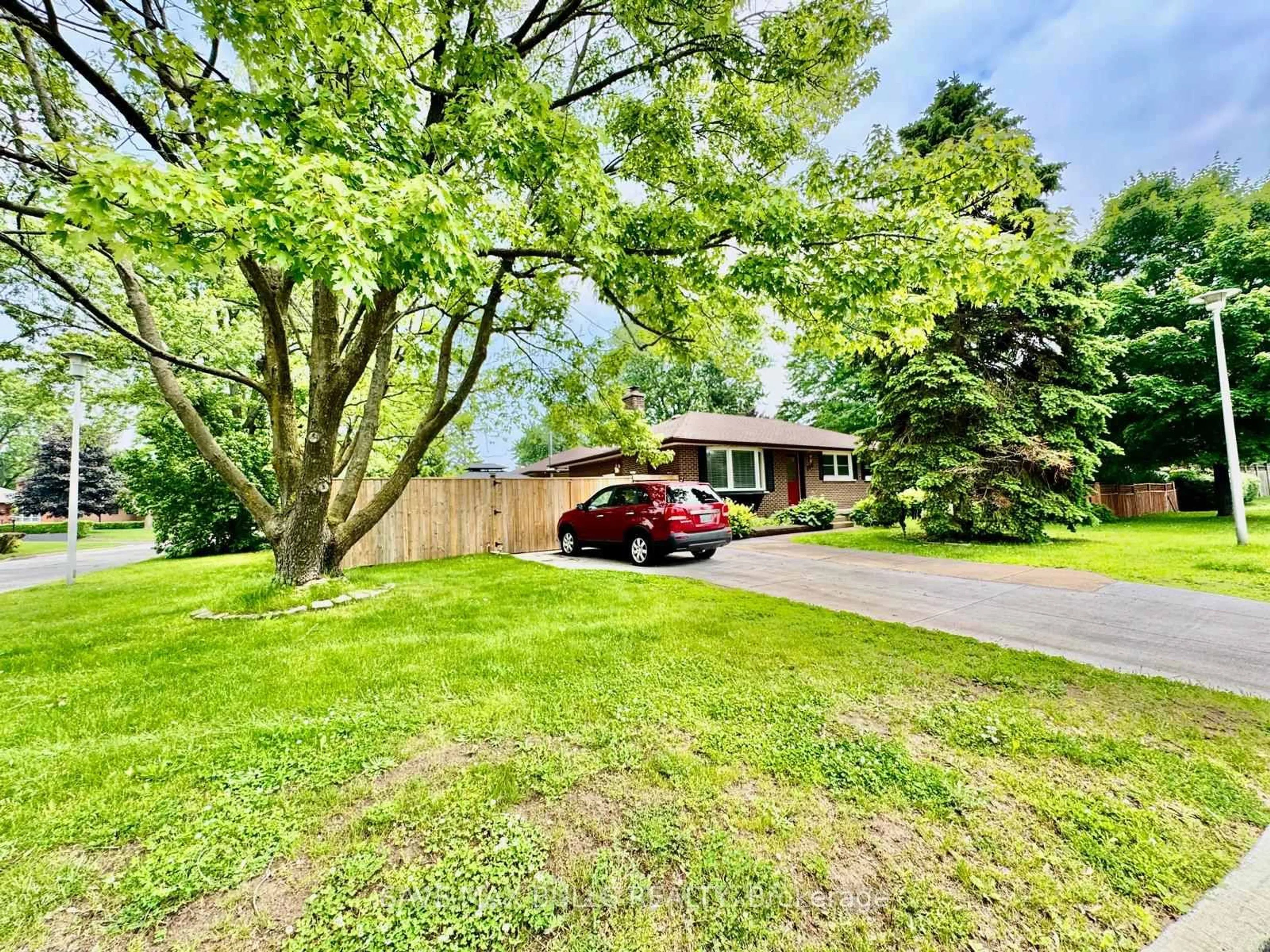 A pic from outside/outdoor area/front of a property/back of a property/a pic from drone, unknown for 106 LAURENTIAN Dr, London East Ontario N5W 1P2