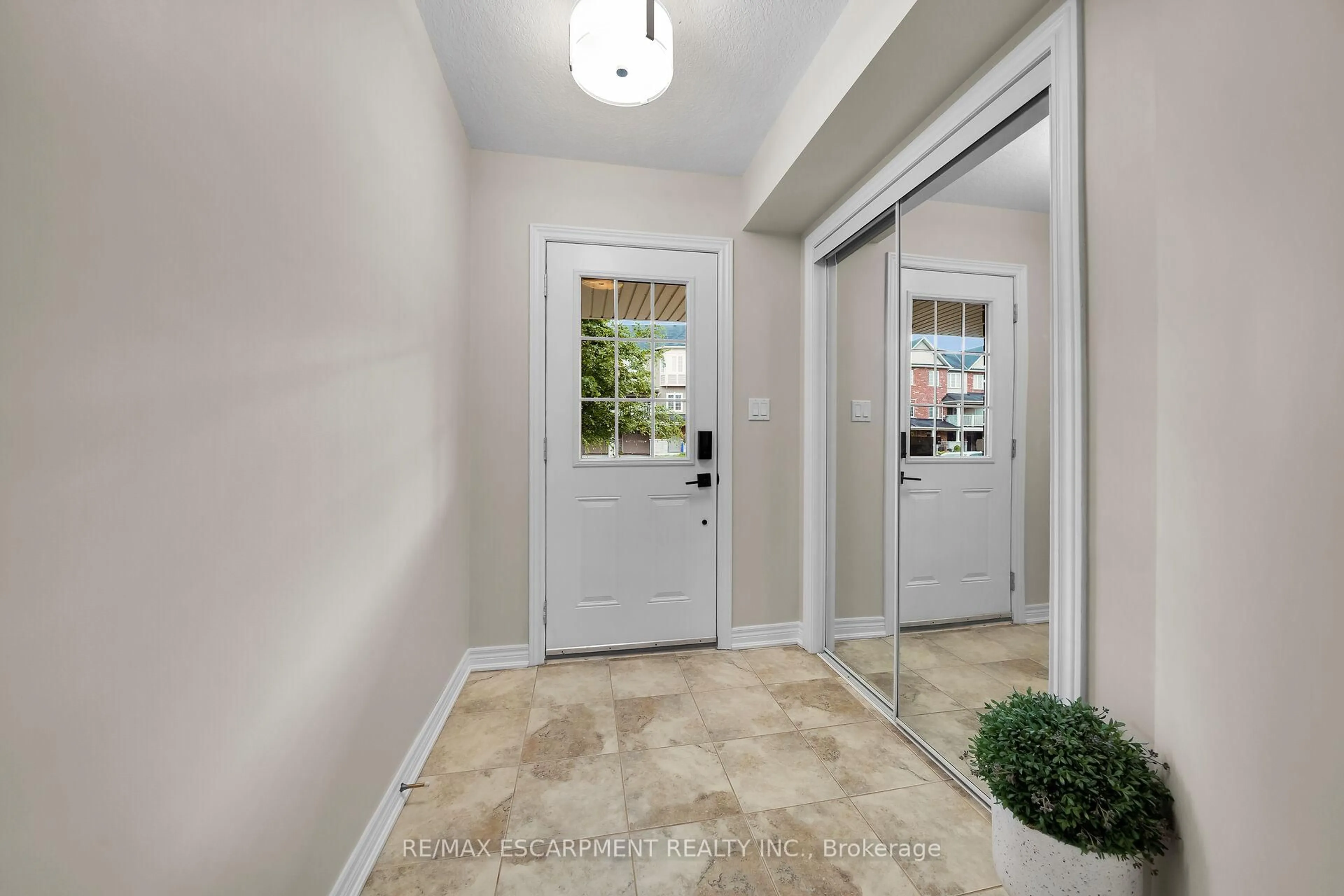 Indoor entryway for 19 Nisbet Blvd, Hamilton Ontario L8B 0T1