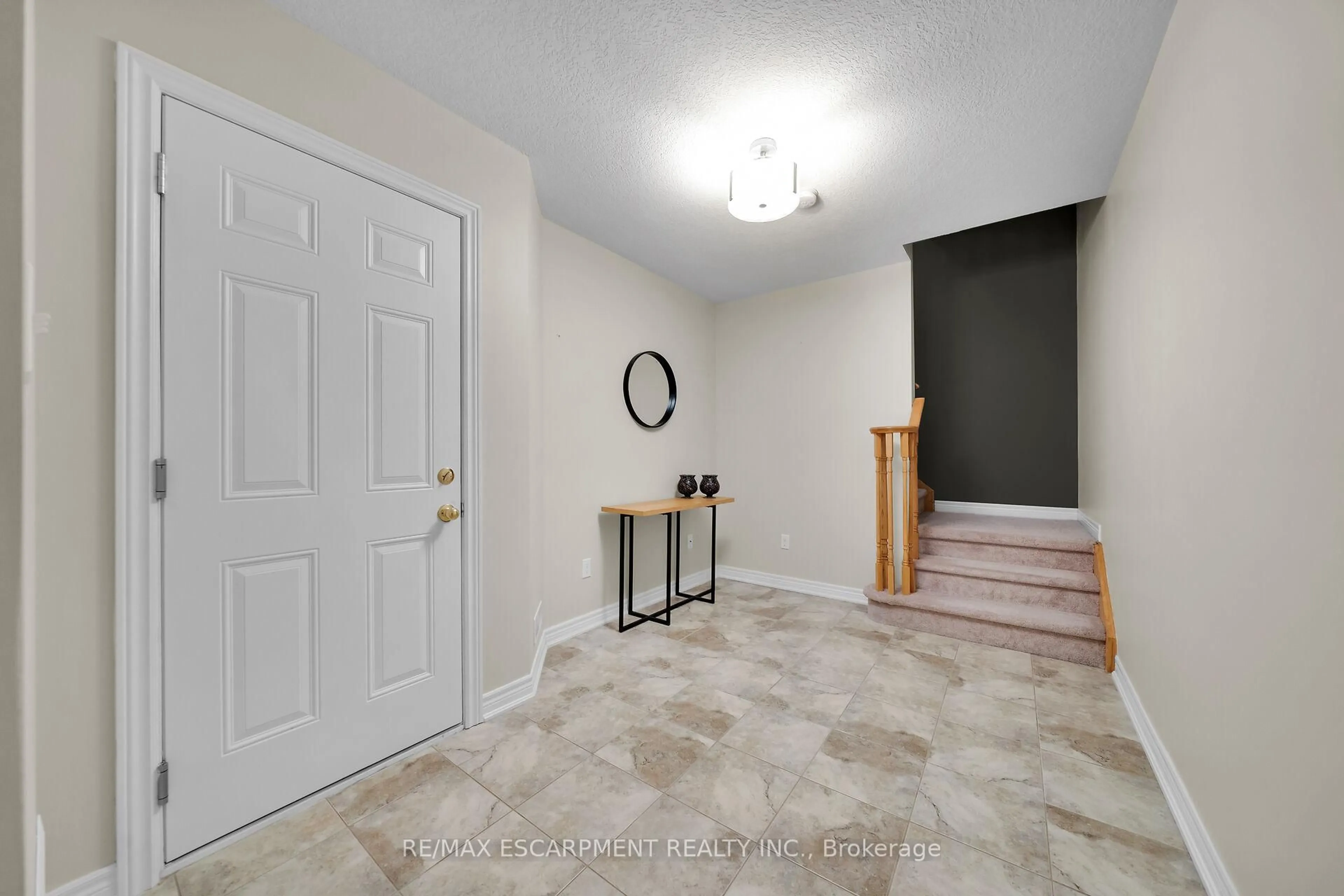 Indoor entryway for 19 Nisbet Blvd, Hamilton Ontario L8B 0T1