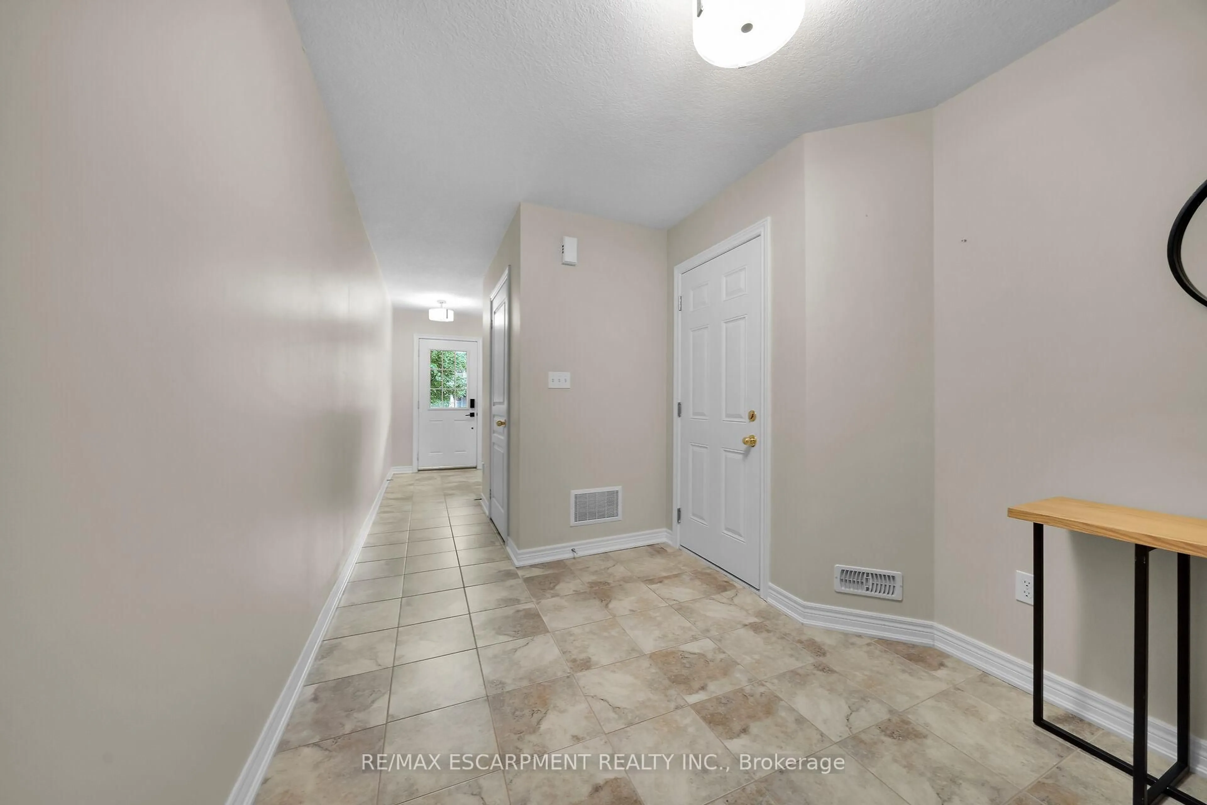 Indoor entryway for 19 Nisbet Blvd, Hamilton Ontario L8B 0T1