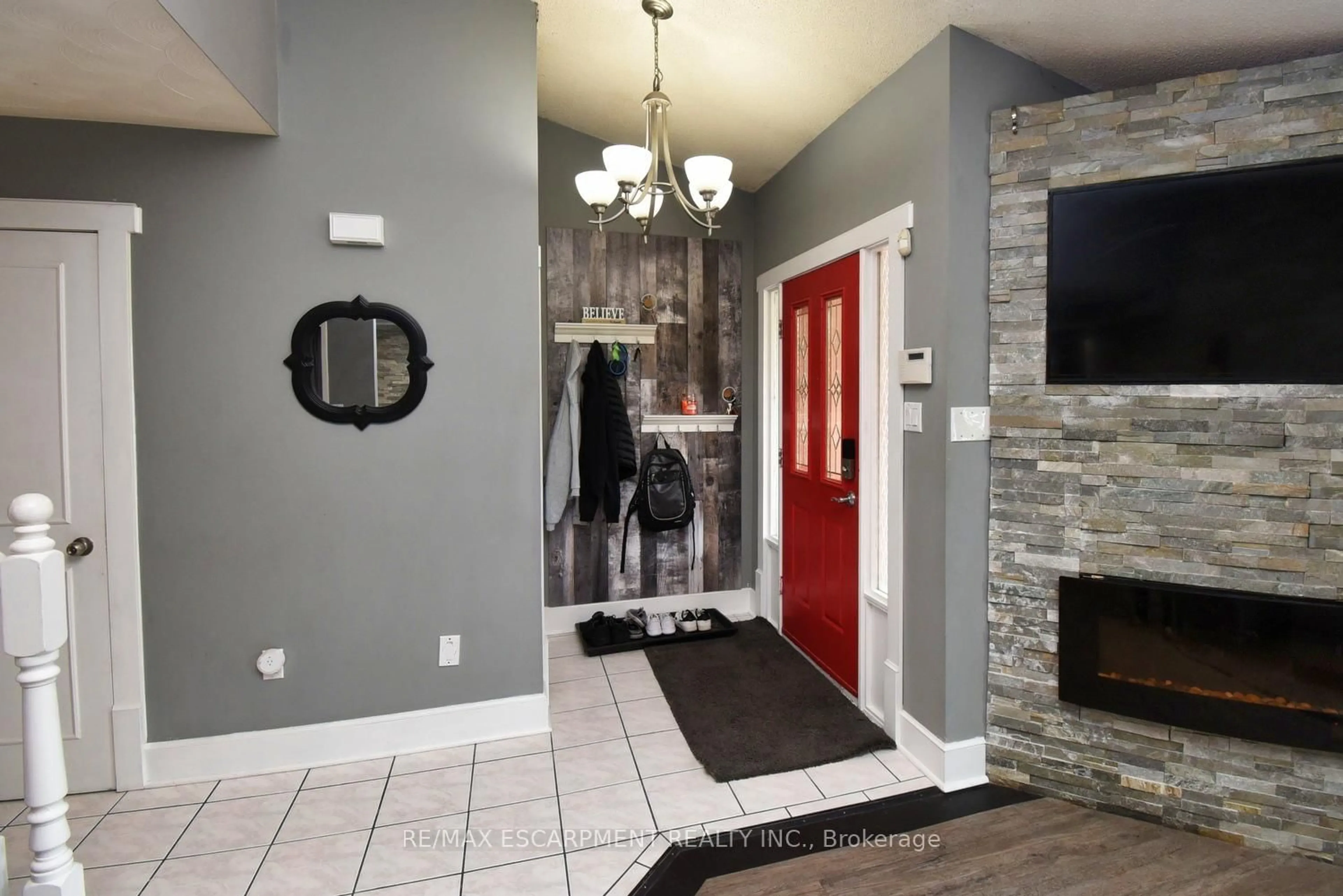 Indoor entryway for 448 ACADIA Dr, Hamilton Ontario L8W 3A4