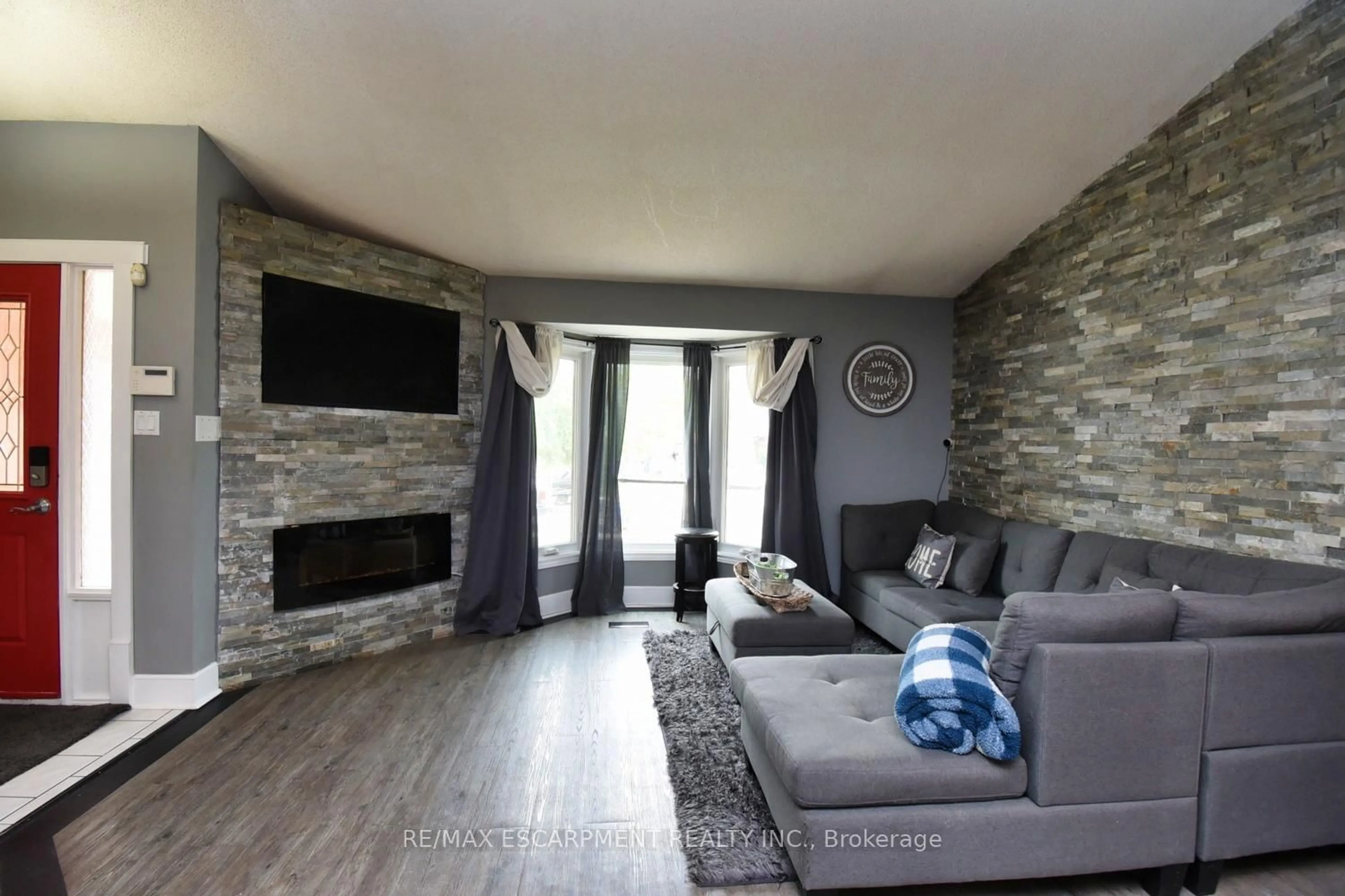 Living room with furniture, unknown for 448 ACADIA Dr, Hamilton Ontario L8W 3A4