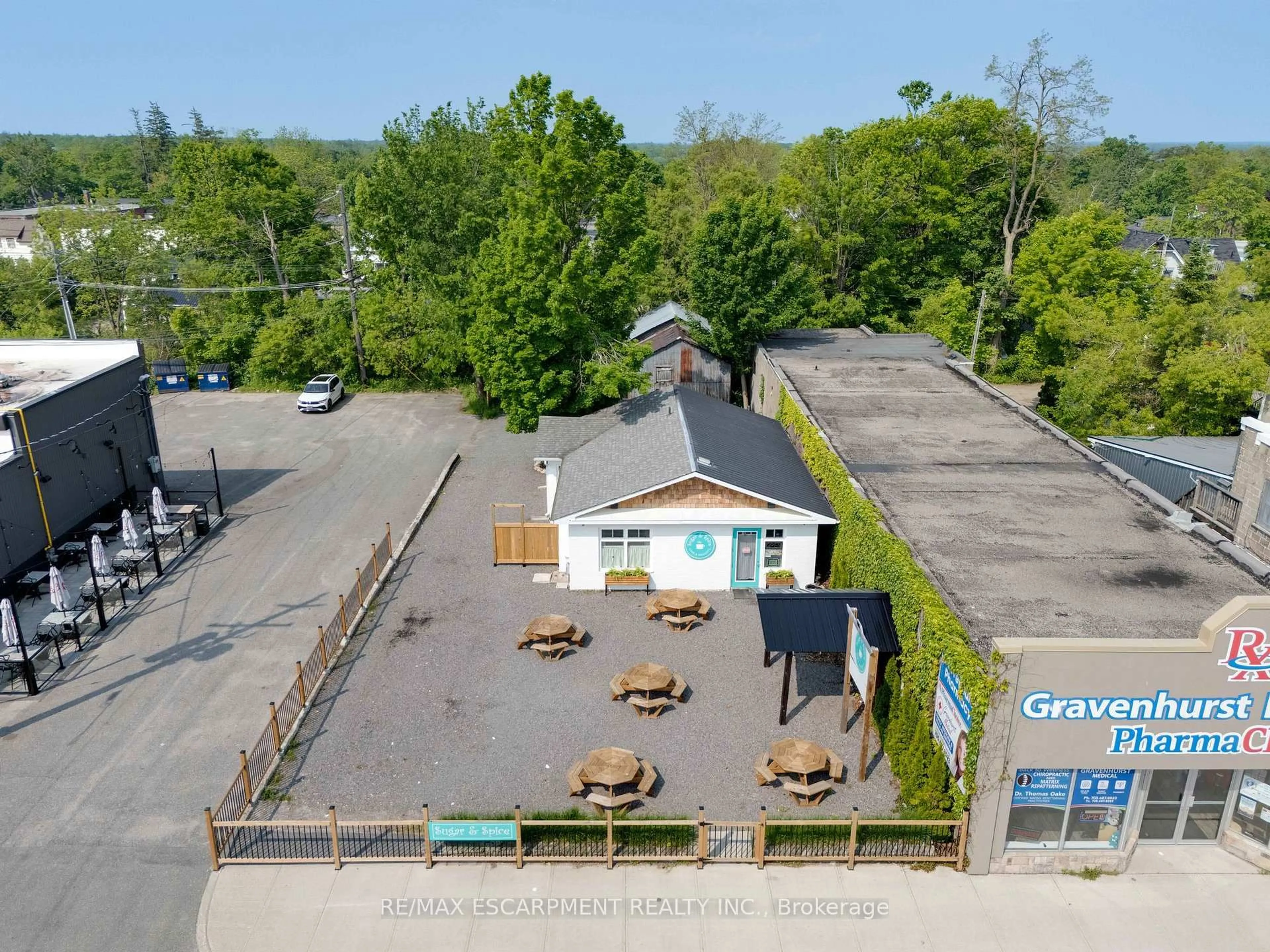 A pic from outside/outdoor area/front of a property/back of a property/a pic from drone, building for 195 Muskoka Rd, Gravenhurst Ontario P1P 1X2