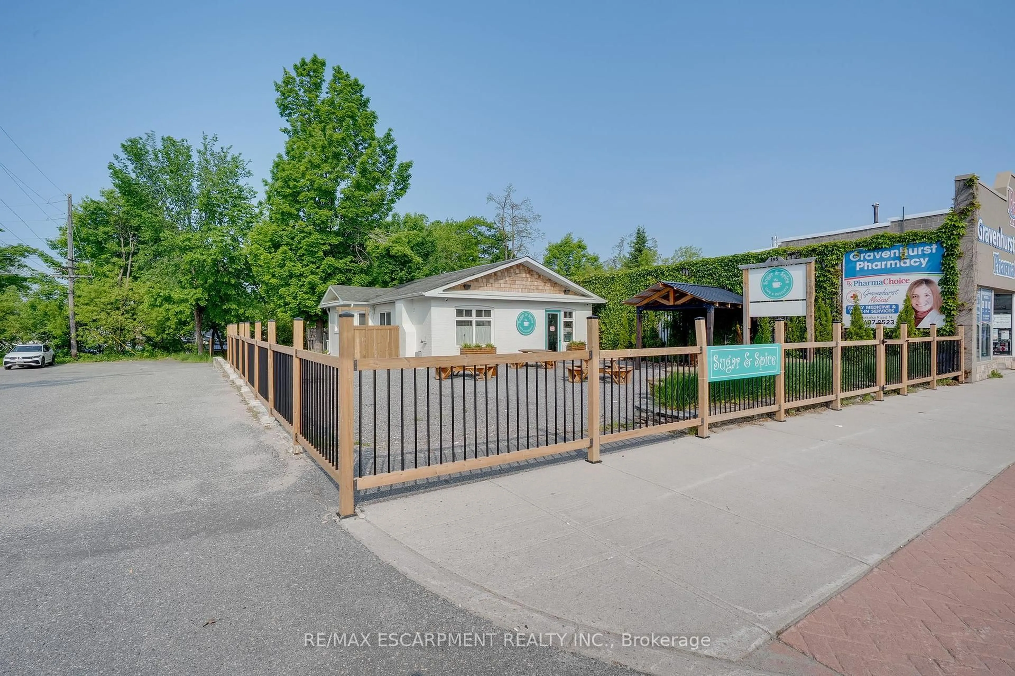 A pic from outside/outdoor area/front of a property/back of a property/a pic from drone, street for 195 Muskoka Rd, Gravenhurst Ontario P1P 1X2
