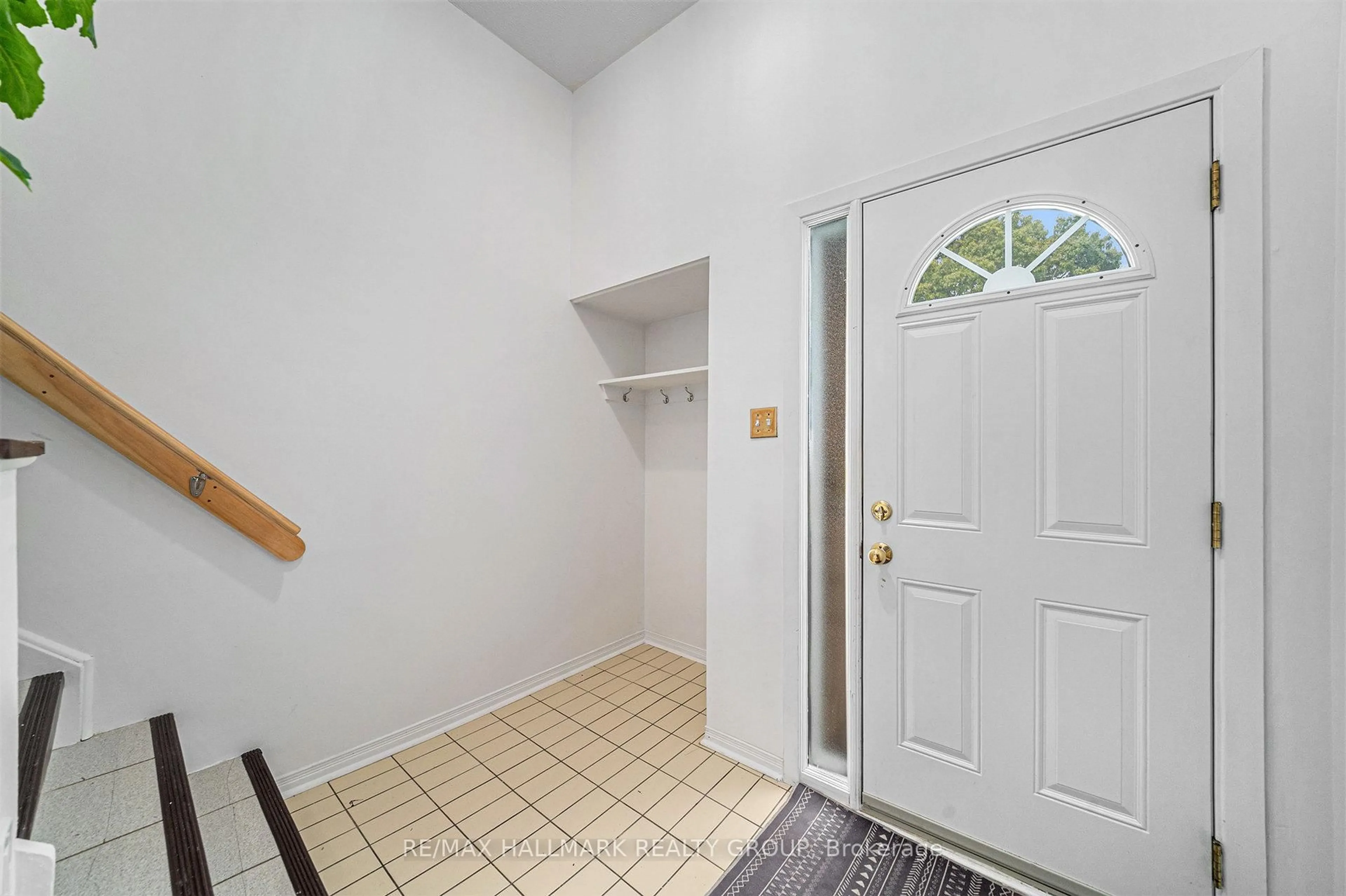 Indoor entryway for 69 Farm Gate Cres, Ottawa Ontario K2E 7N3