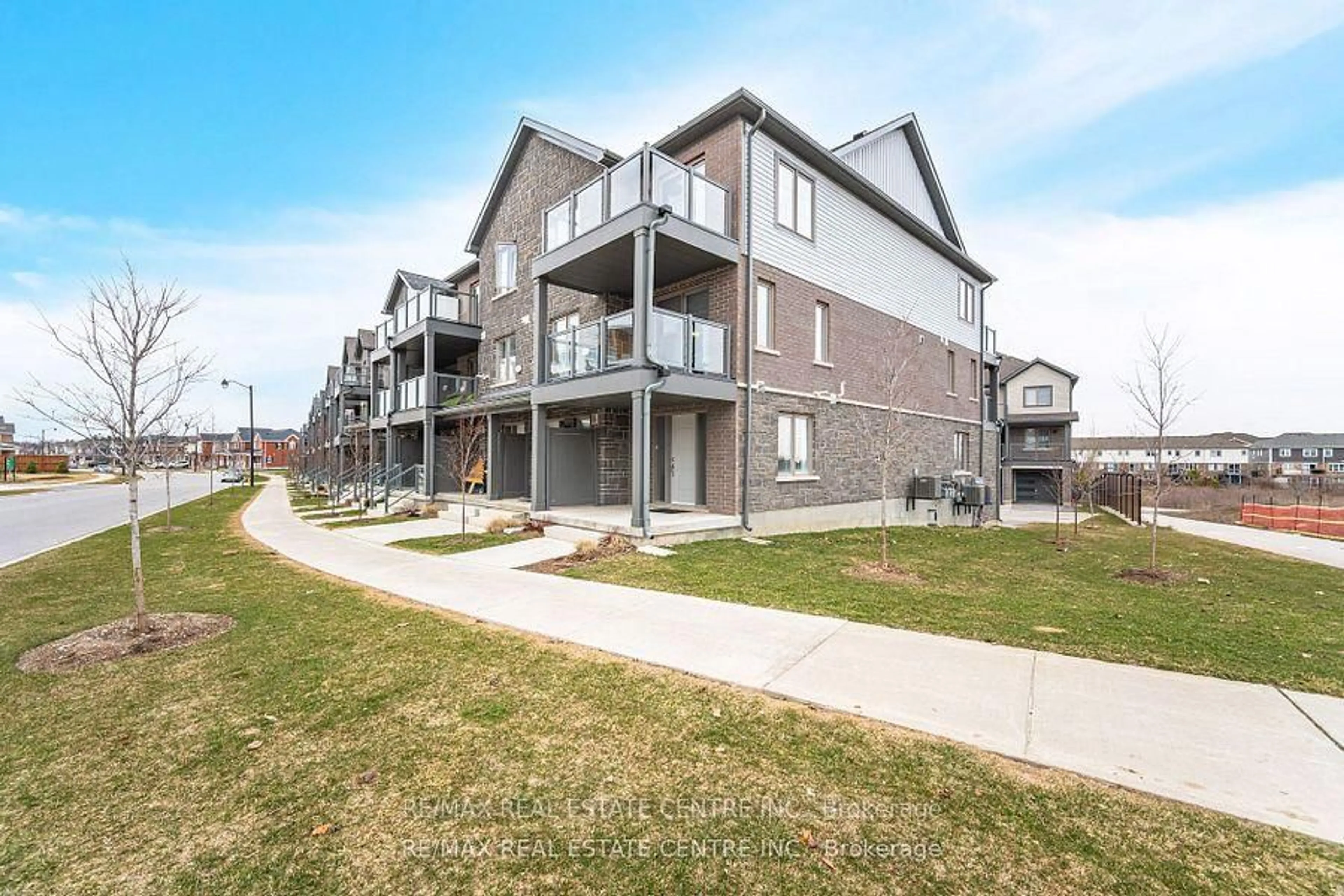 A pic from outside/outdoor area/front of a property/back of a property/a pic from drone, street for 237 West Oak Tr #237, Kitchener Ontario N2R 0R9