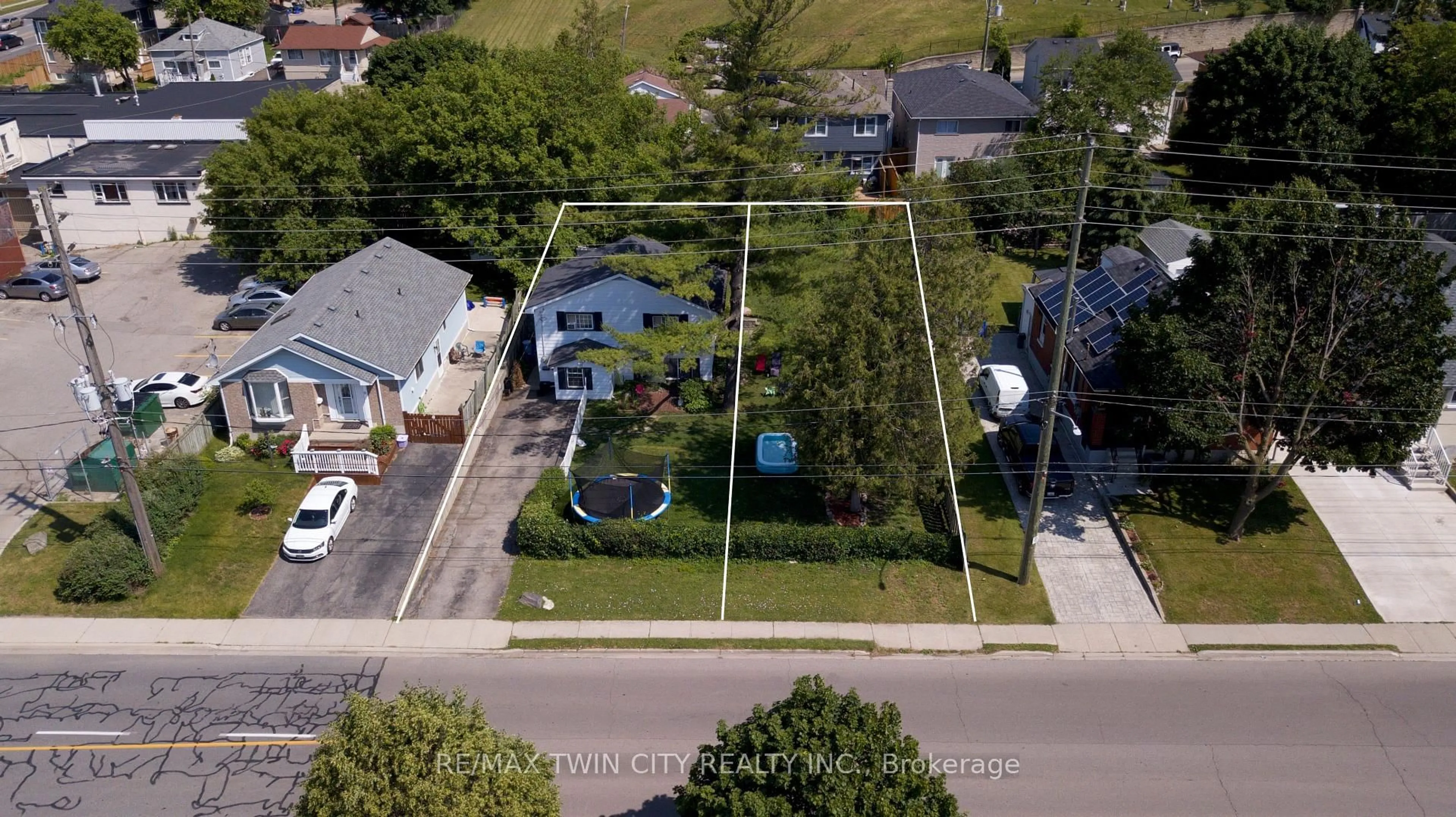 A pic from outside/outdoor area/front of a property/back of a property/a pic from drone, street for 13 Brooklyne Rd, Cambridge Ontario N1R 1C4