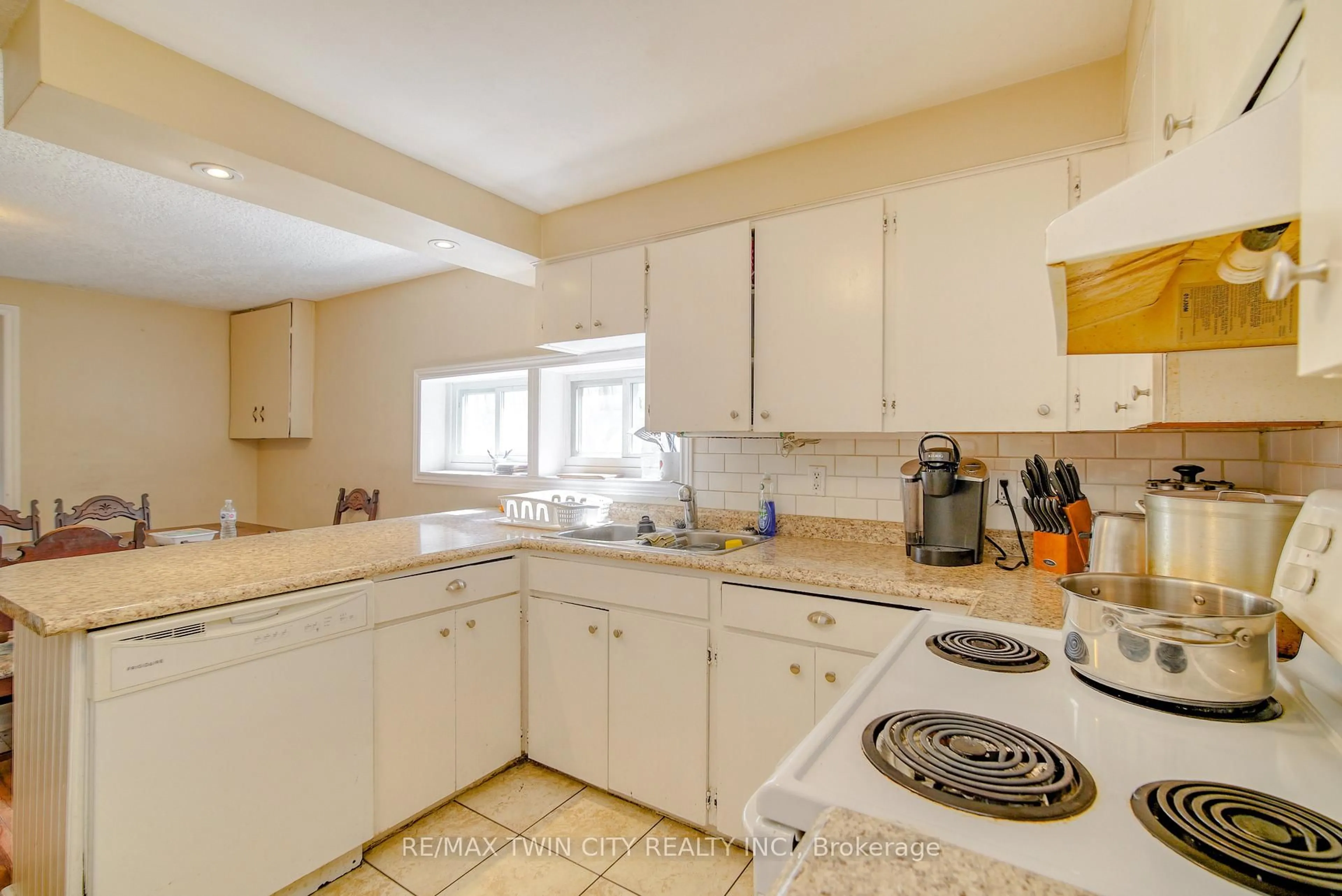 Standard kitchen, unknown for 13 Brooklyne Rd, Cambridge Ontario N1R 1C4