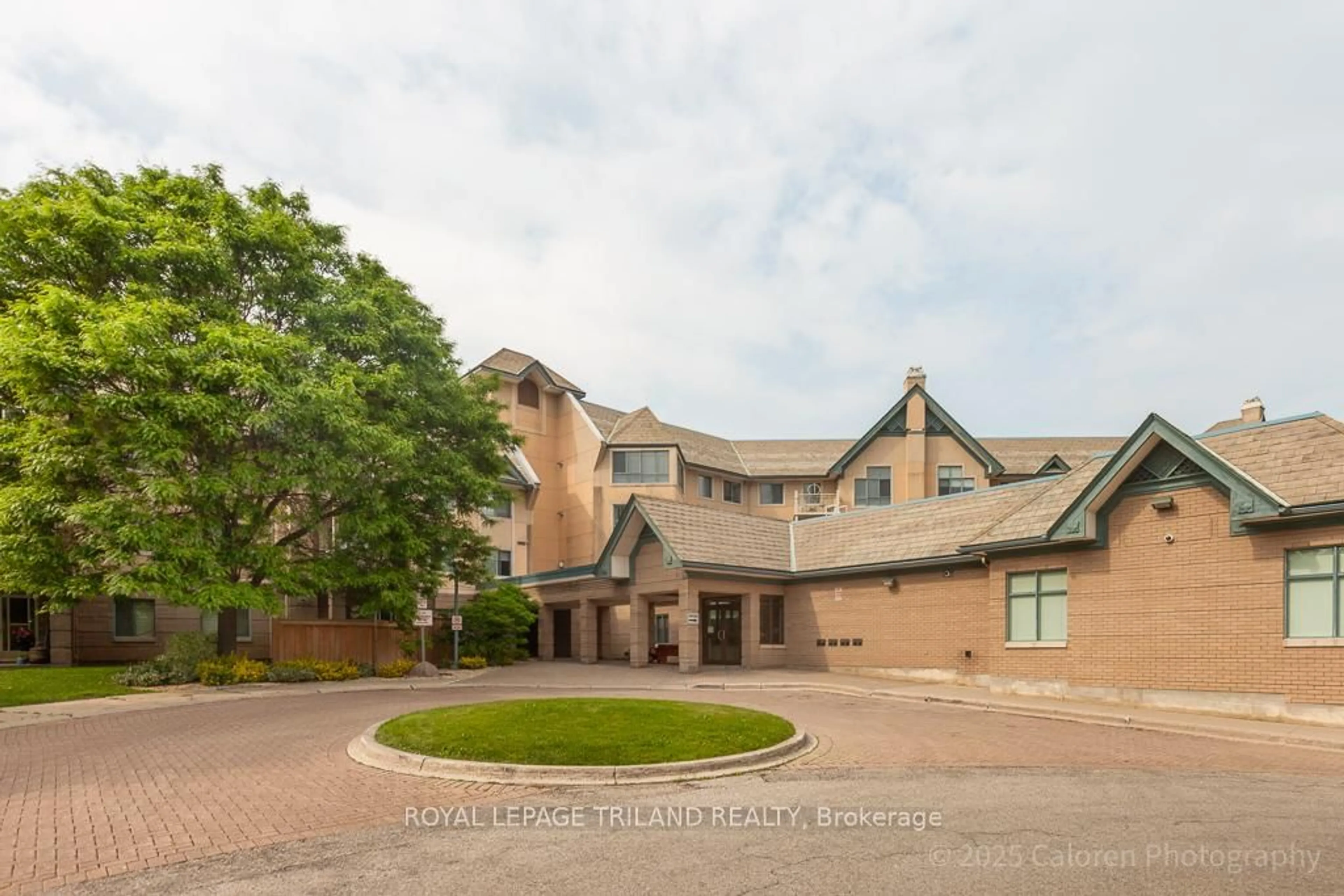 Indoor foyer for 511 GAINSBOROUGH Rd #127, London North Ontario N6G 4Z5