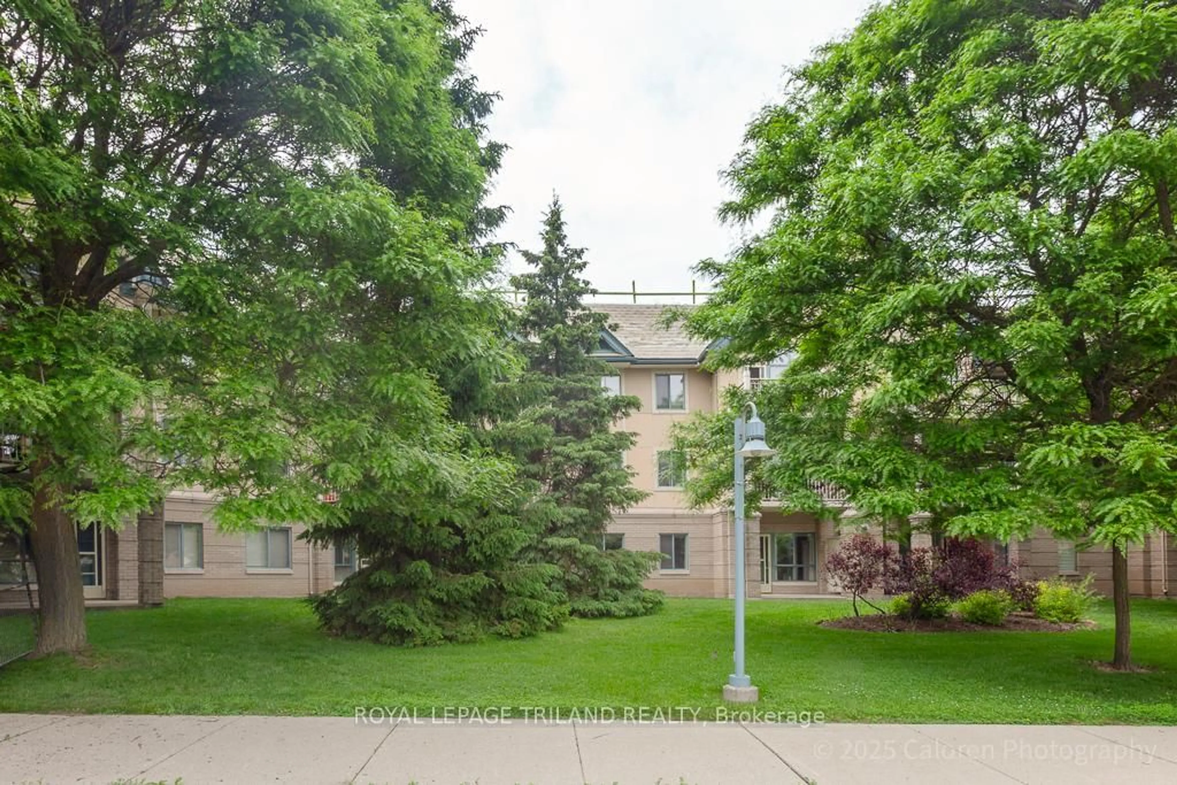 Patio, street for 511 GAINSBOROUGH Rd #127, London North Ontario N6G 4Z5