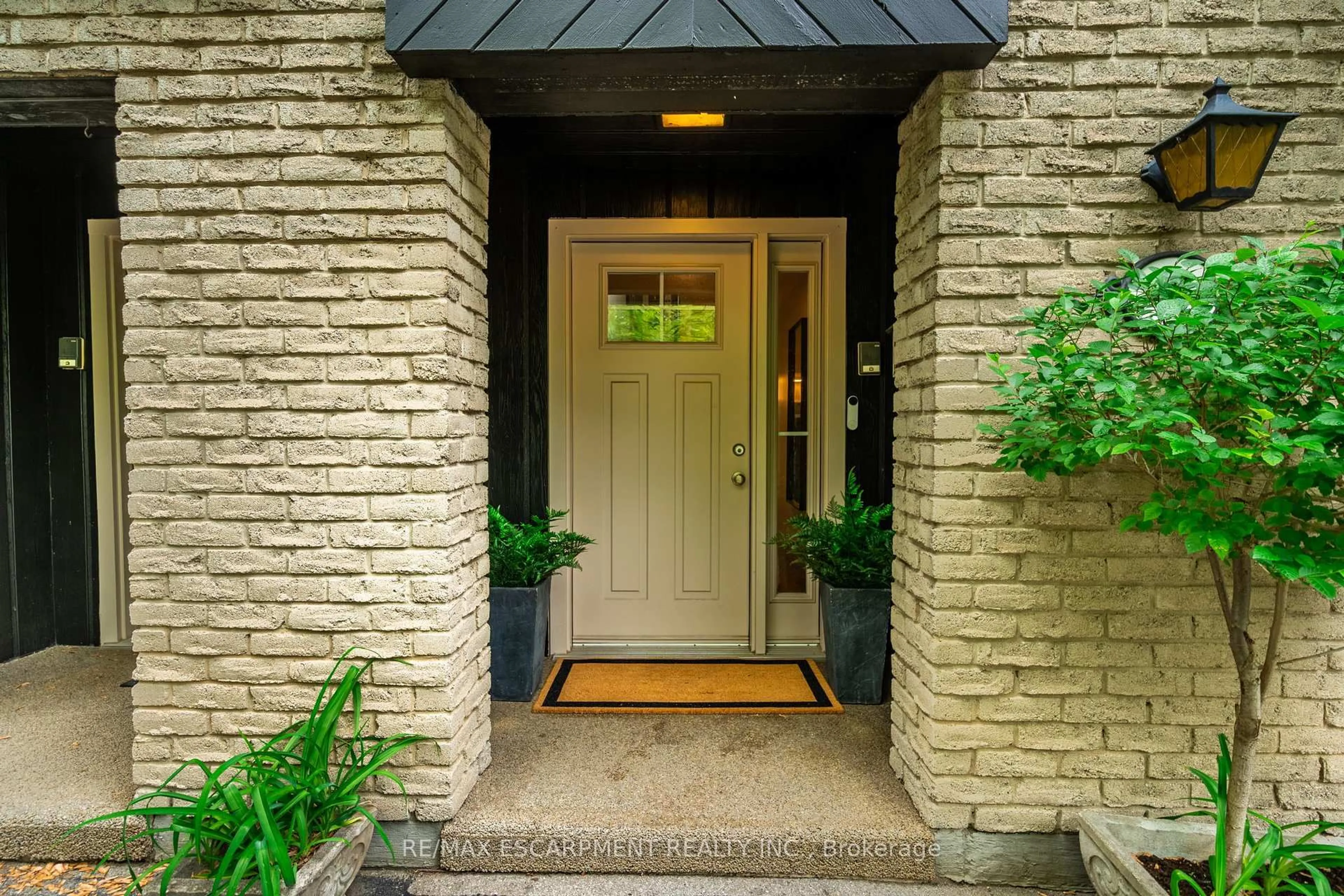 Indoor entryway for 1967 Main St #17, Hamilton Ontario L8S 4P4