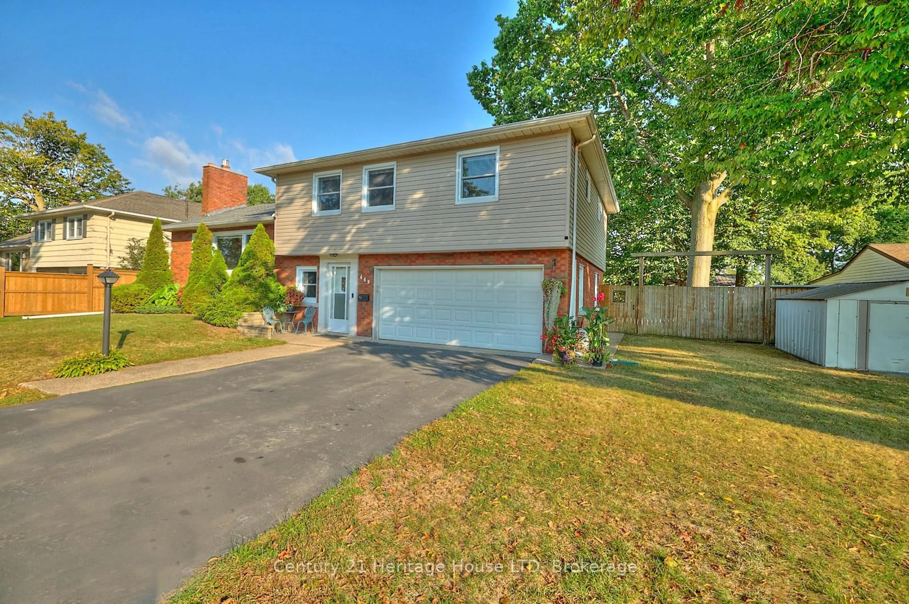 A pic from outside/outdoor area/front of a property/back of a property/a pic from drone, street for 449 Stanley St, Port Colborne Ontario L3K 3A7