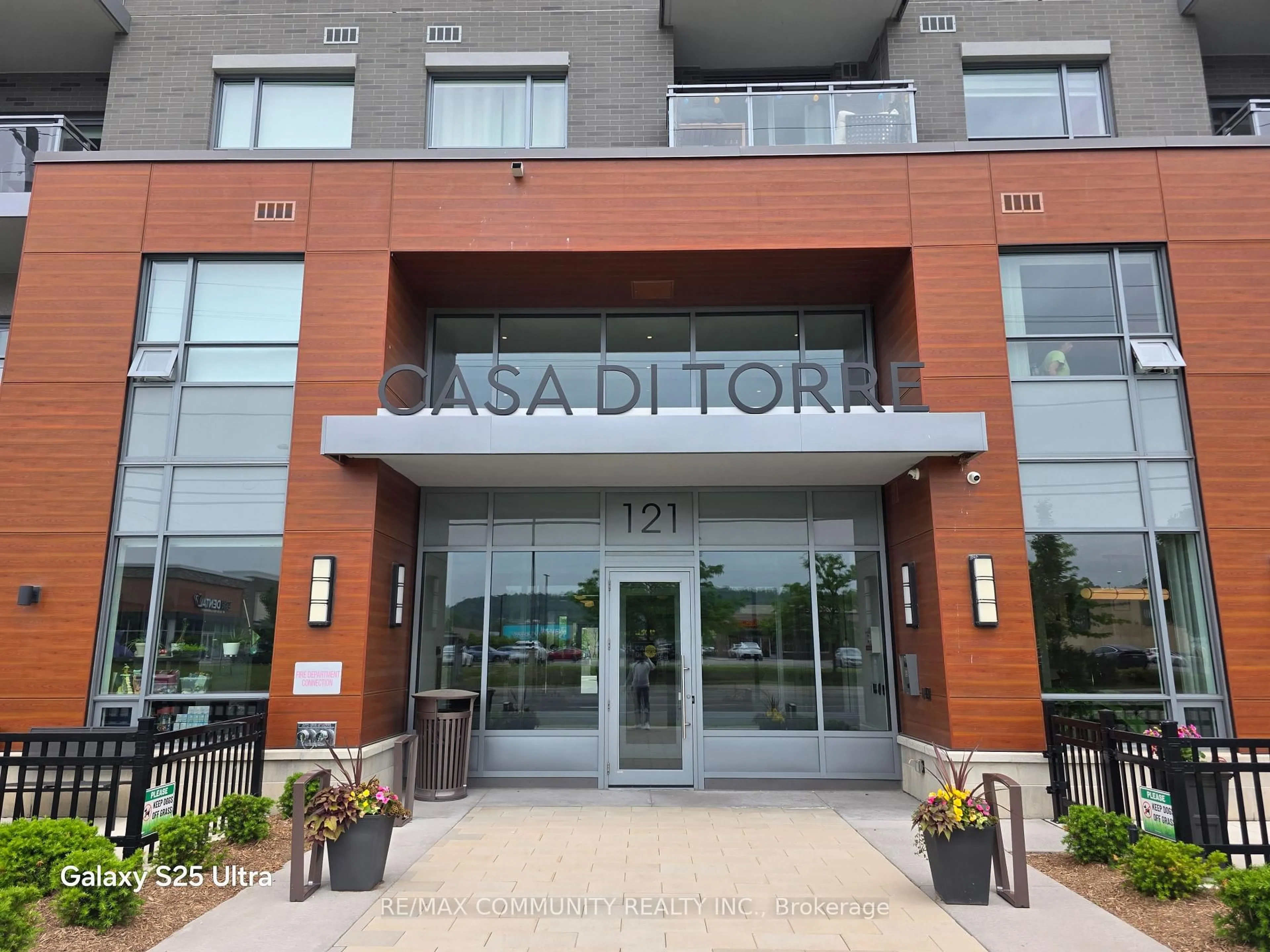 Indoor foyer for 121 Highway 8 #419, Hamilton Ontario L8E 5B7