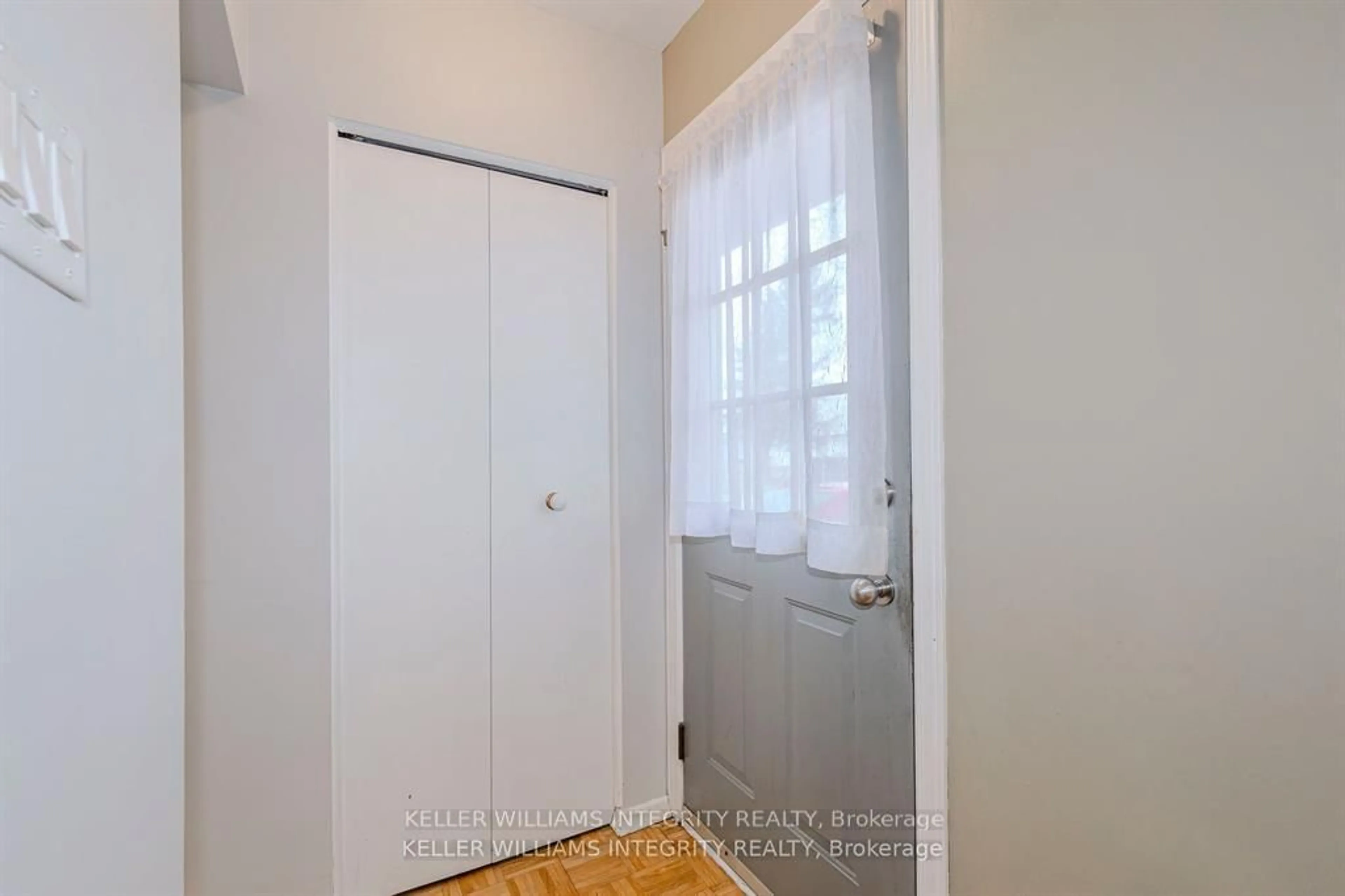 Indoor entryway for 1402 Major Rd, Ottawa Ontario K1E 1H4