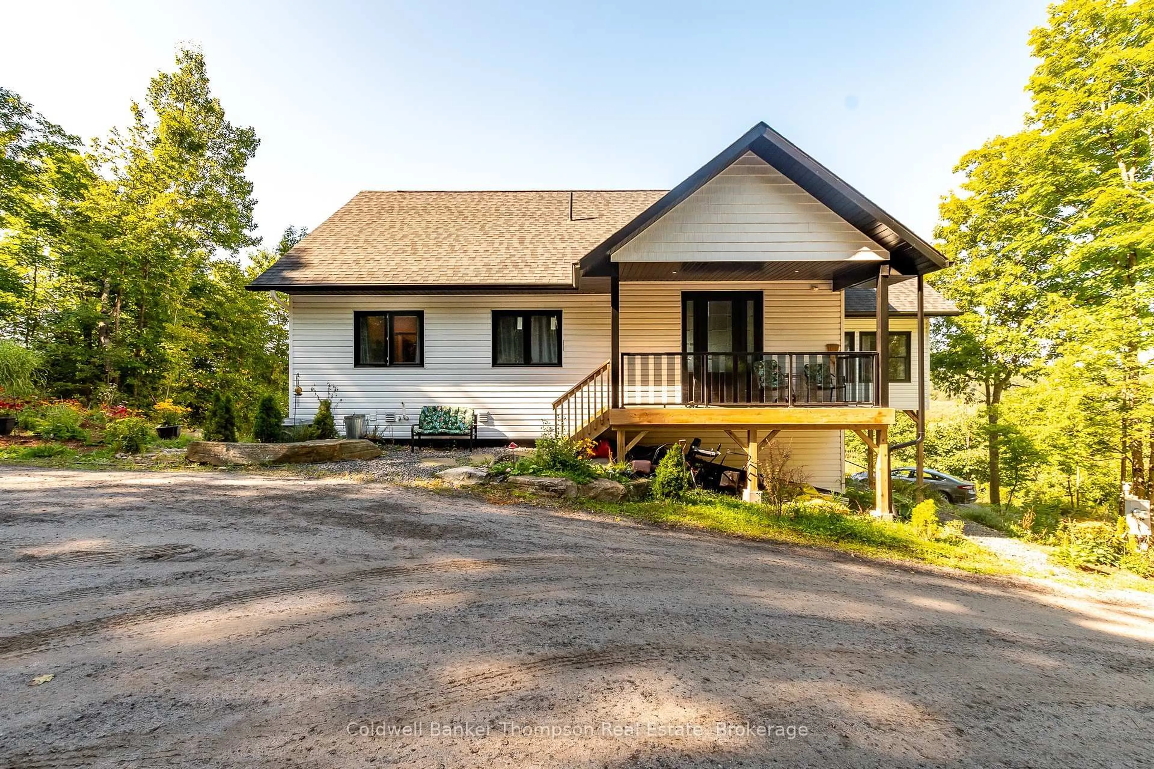 Home with vinyl exterior material, mountain view for 467 Clearwater Lake Rd, Huntsville Ontario P0B 1L0