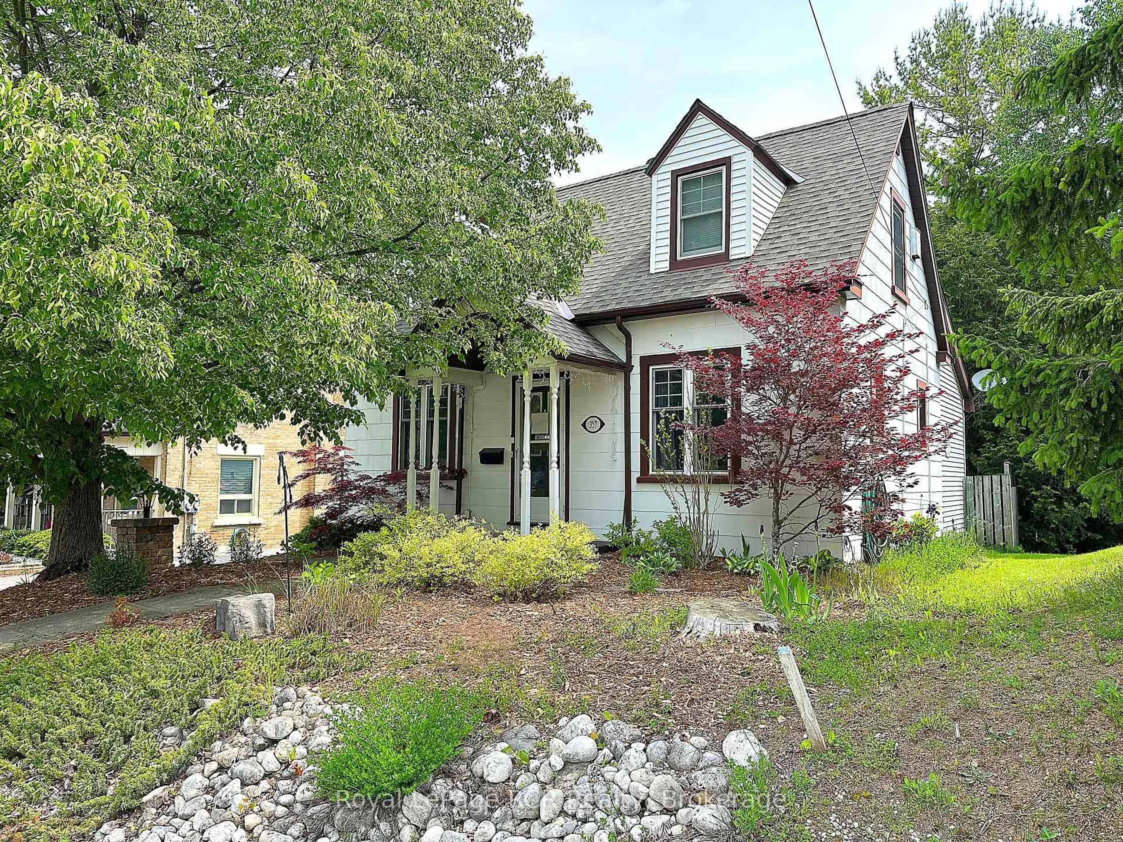 Home with vinyl exterior material, street for 357 10th Ave, Hanover Ontario N4N 2N4