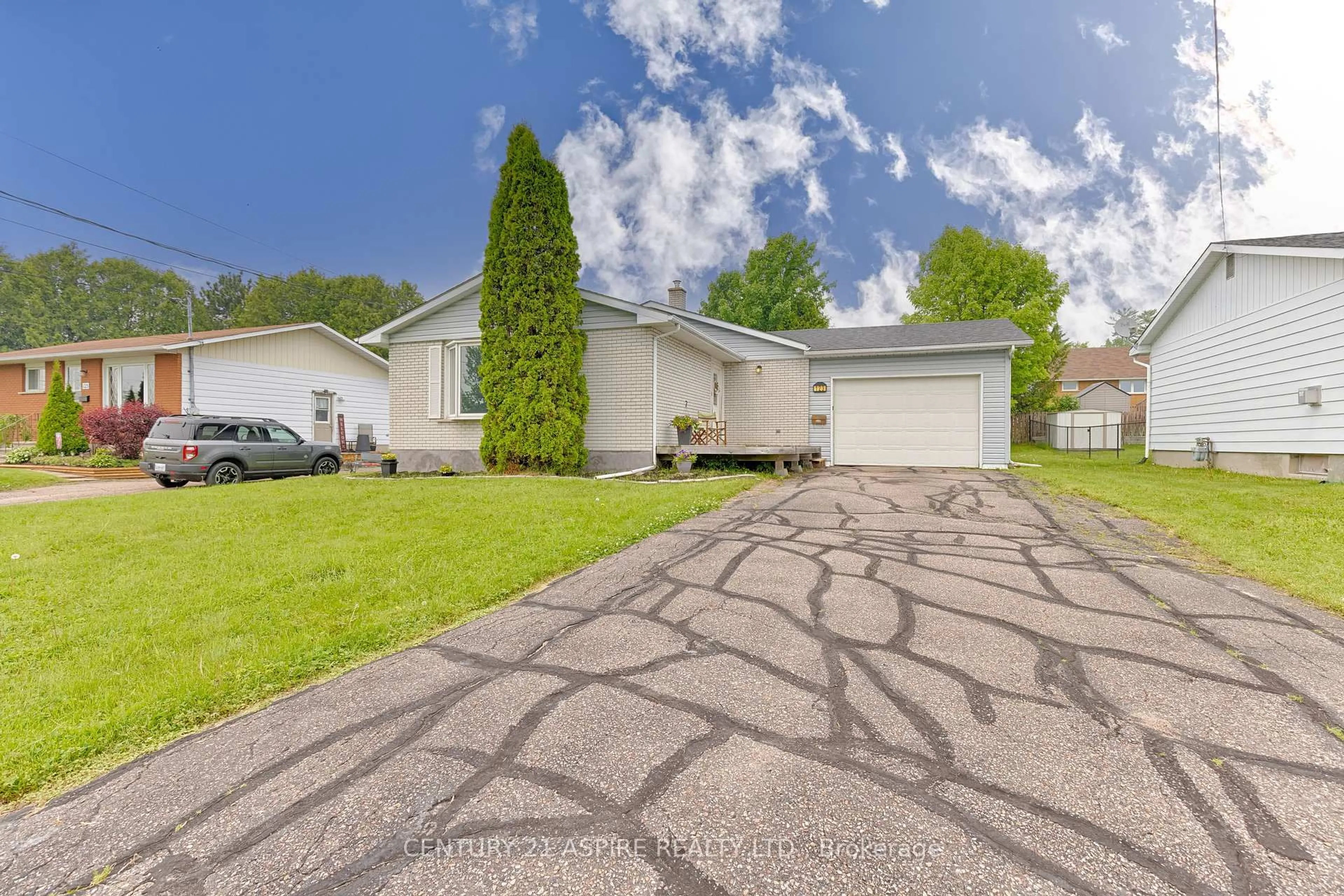 Home with vinyl exterior material, street for 123 Ellis Ave, Pembroke Ontario K8A 2H7