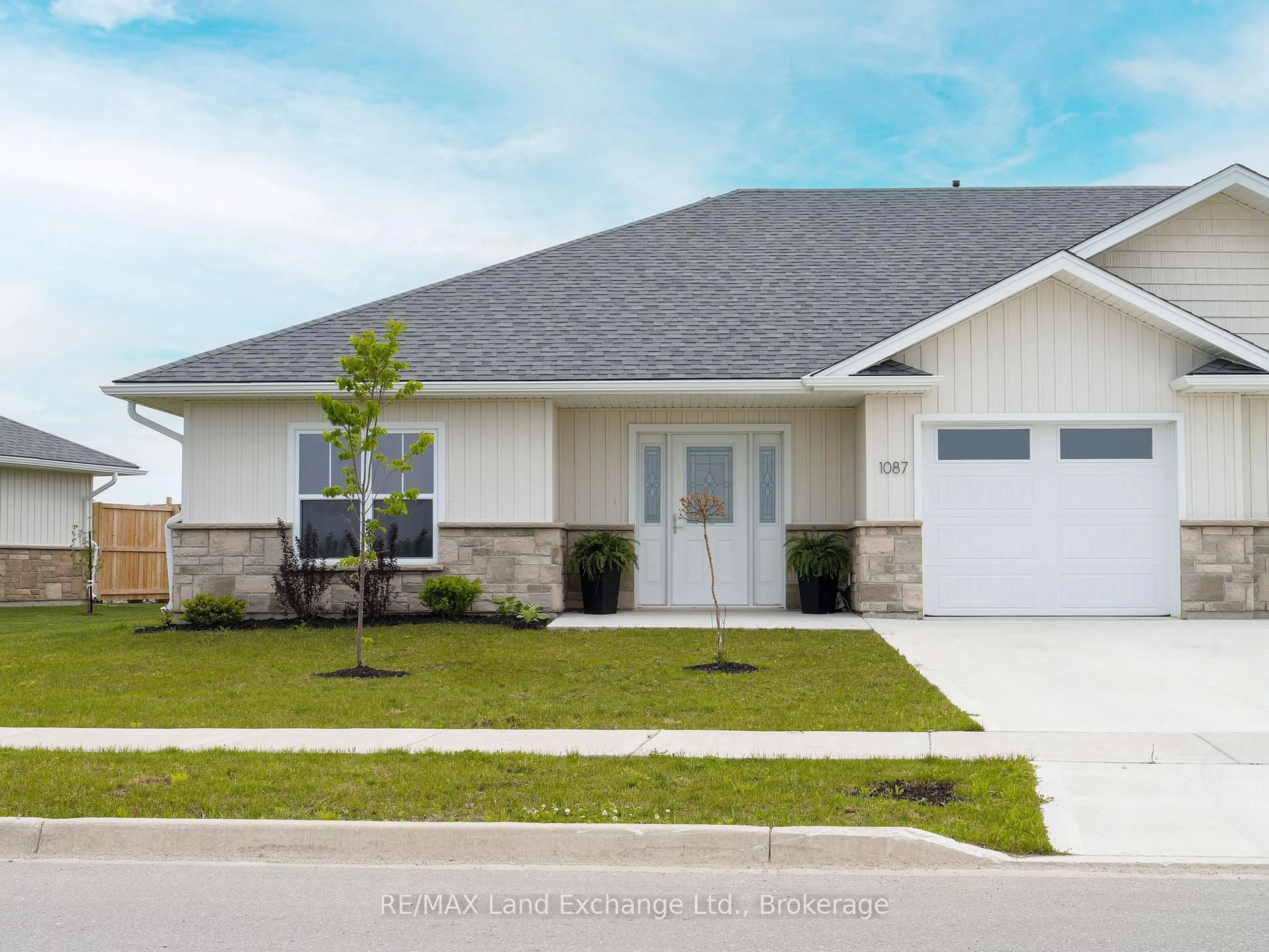 Home with vinyl exterior material, street for 1087 Waterloo St, Saugeen Shores Ontario N0H 2C3