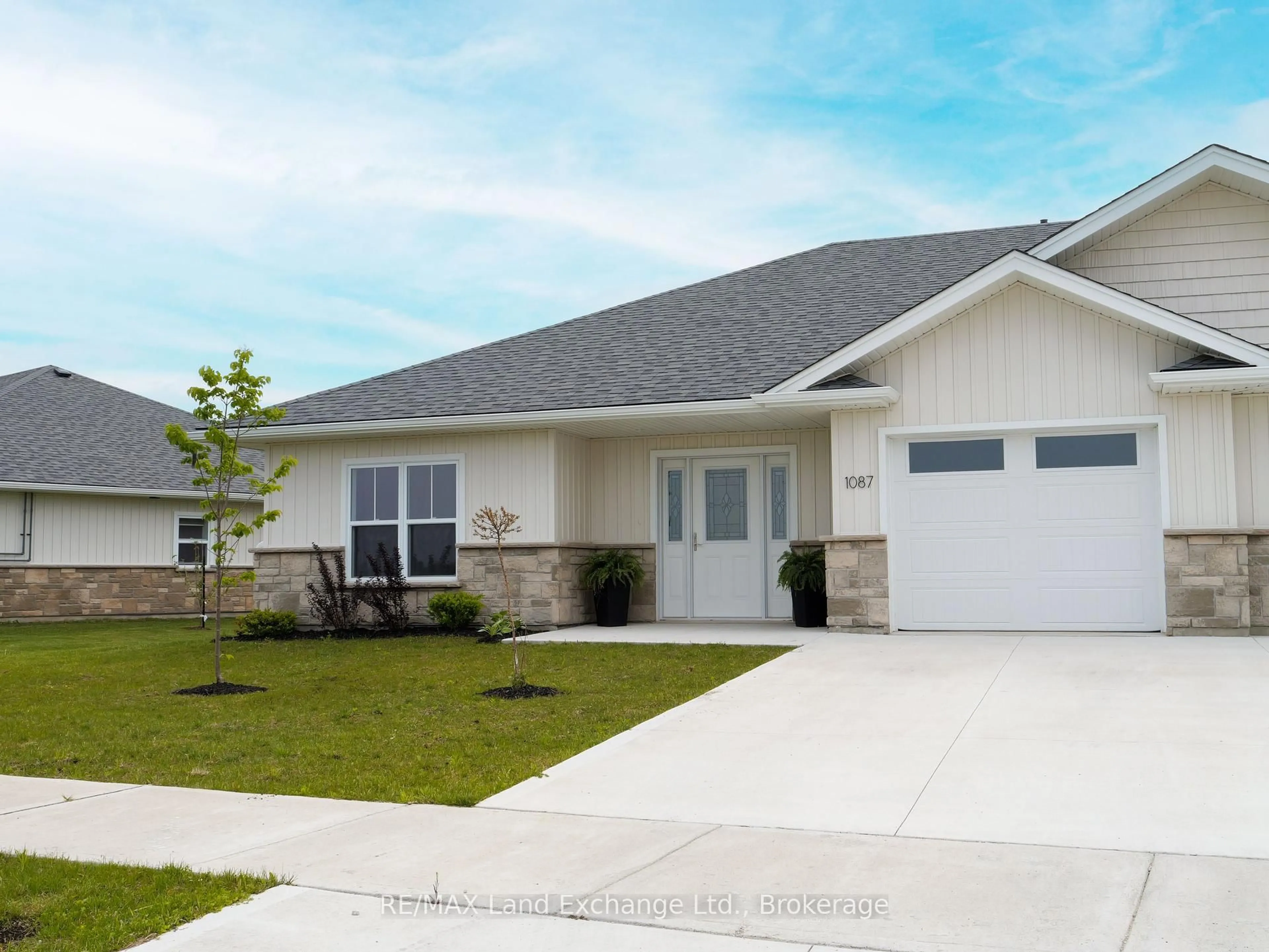 Home with vinyl exterior material, street for 1087 Waterloo St, Saugeen Shores Ontario N0H 2C3