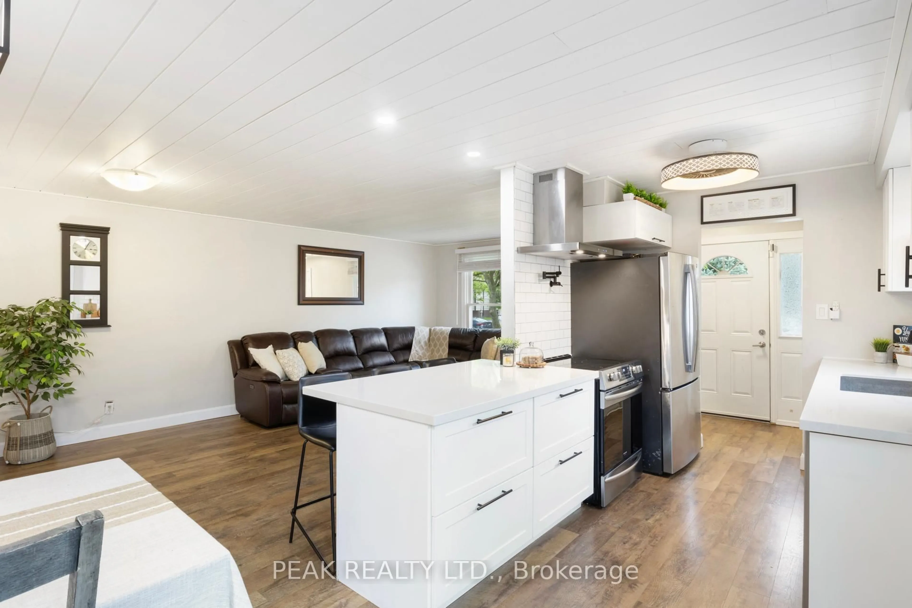 Open concept kitchen, wood/laminate floor for 85 Ashgrove Ave, Brantford Ontario N3R 6E6