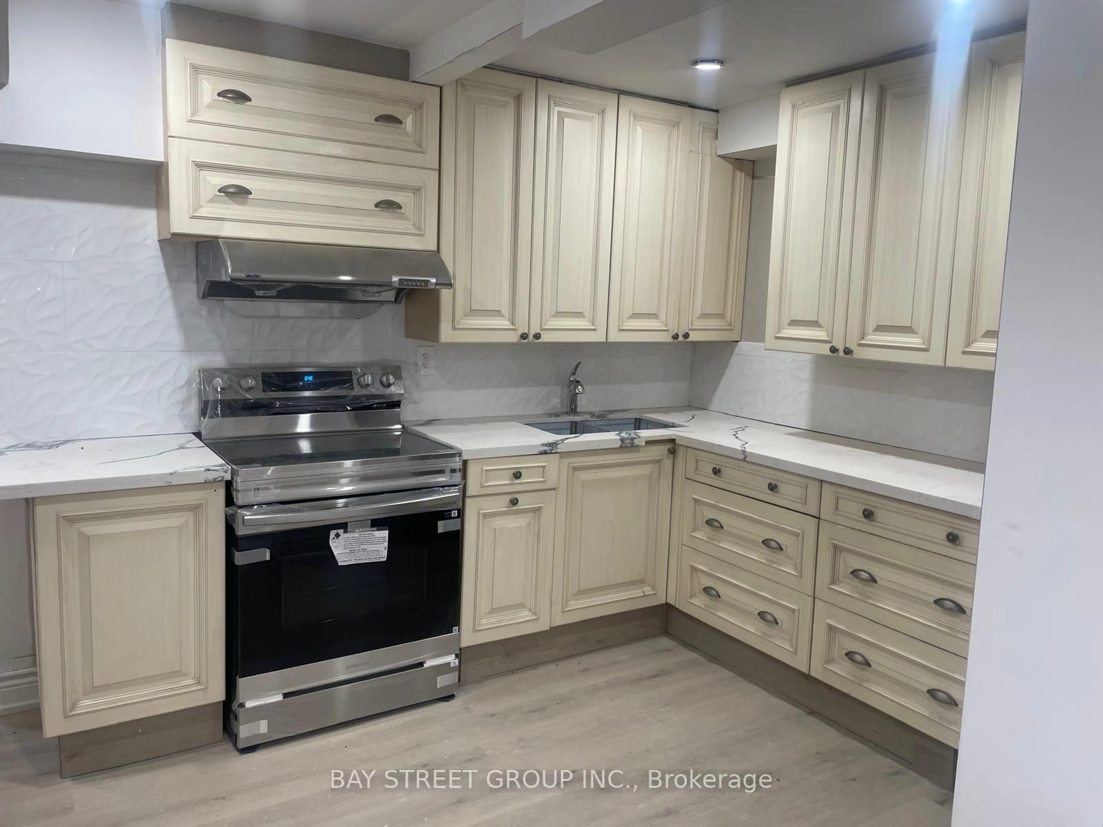 Standard kitchen, wood/laminate floor for 21127 Concession 5 Rd, South Glengarry Ontario K0X 1N0