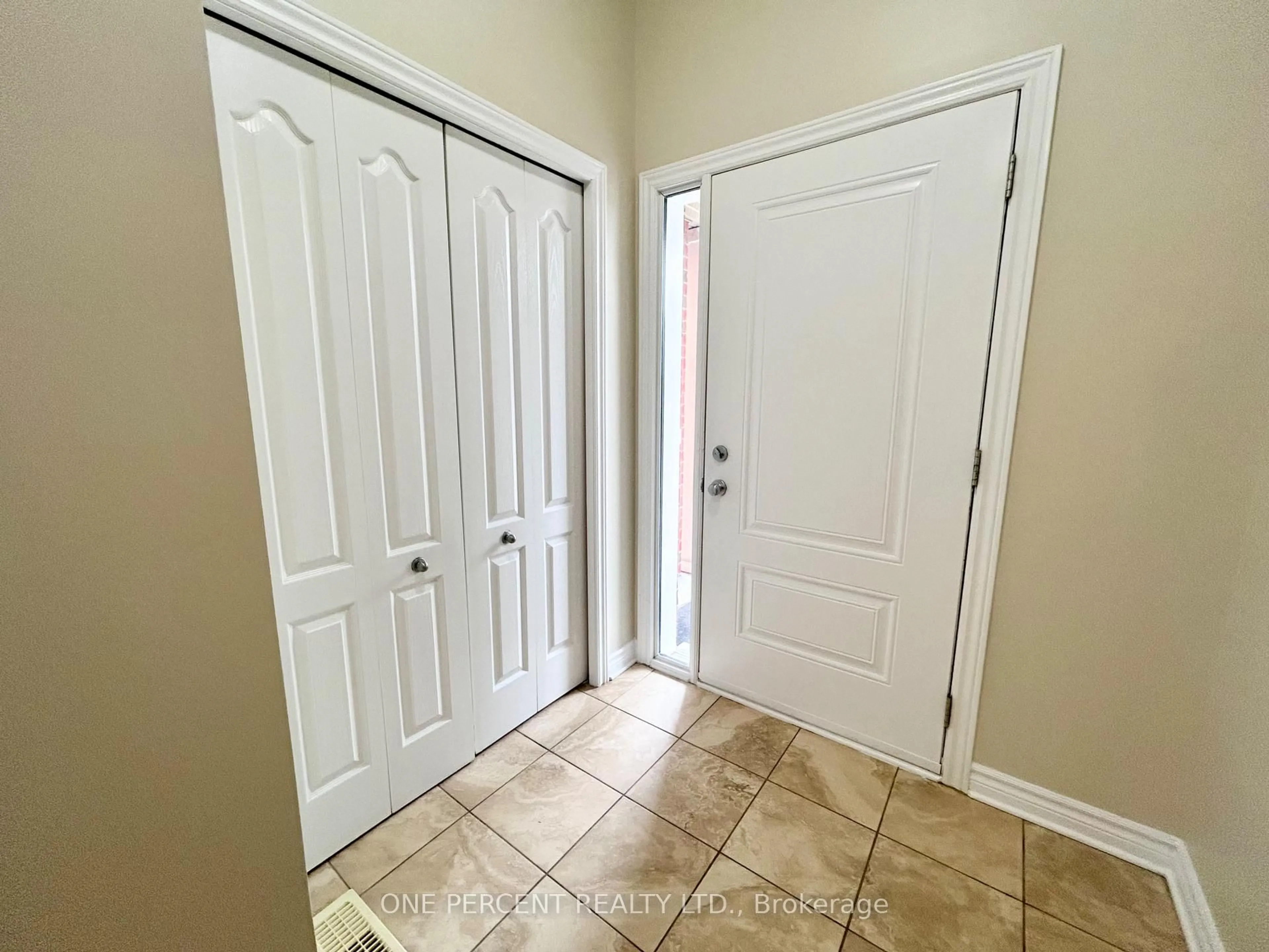Indoor entryway for 213 Via San Marino St, Cornwall Ontario K6H 5R6