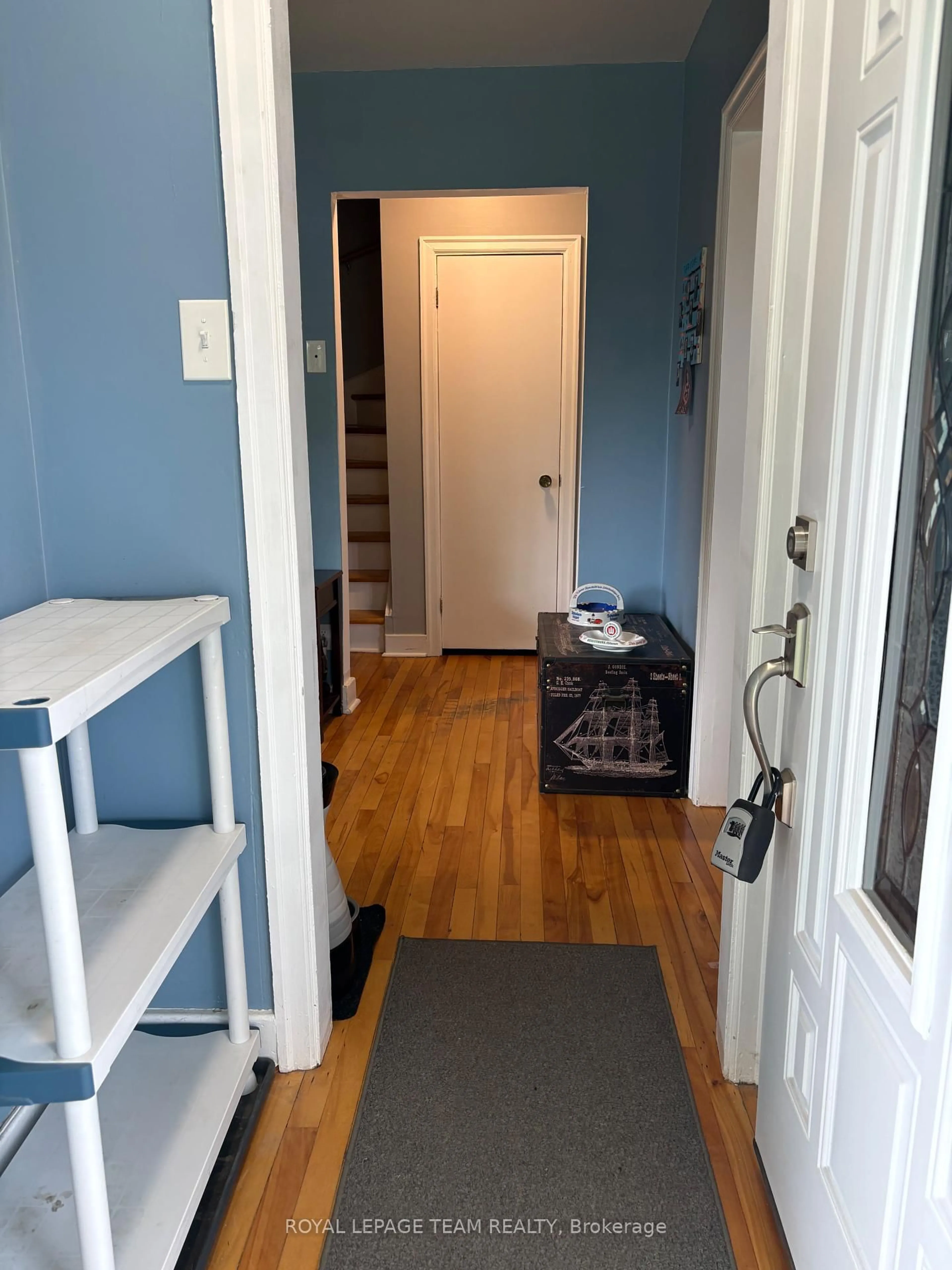 Indoor entryway for 1123 Secord Ave, Ottawa Ontario K1H 8C9