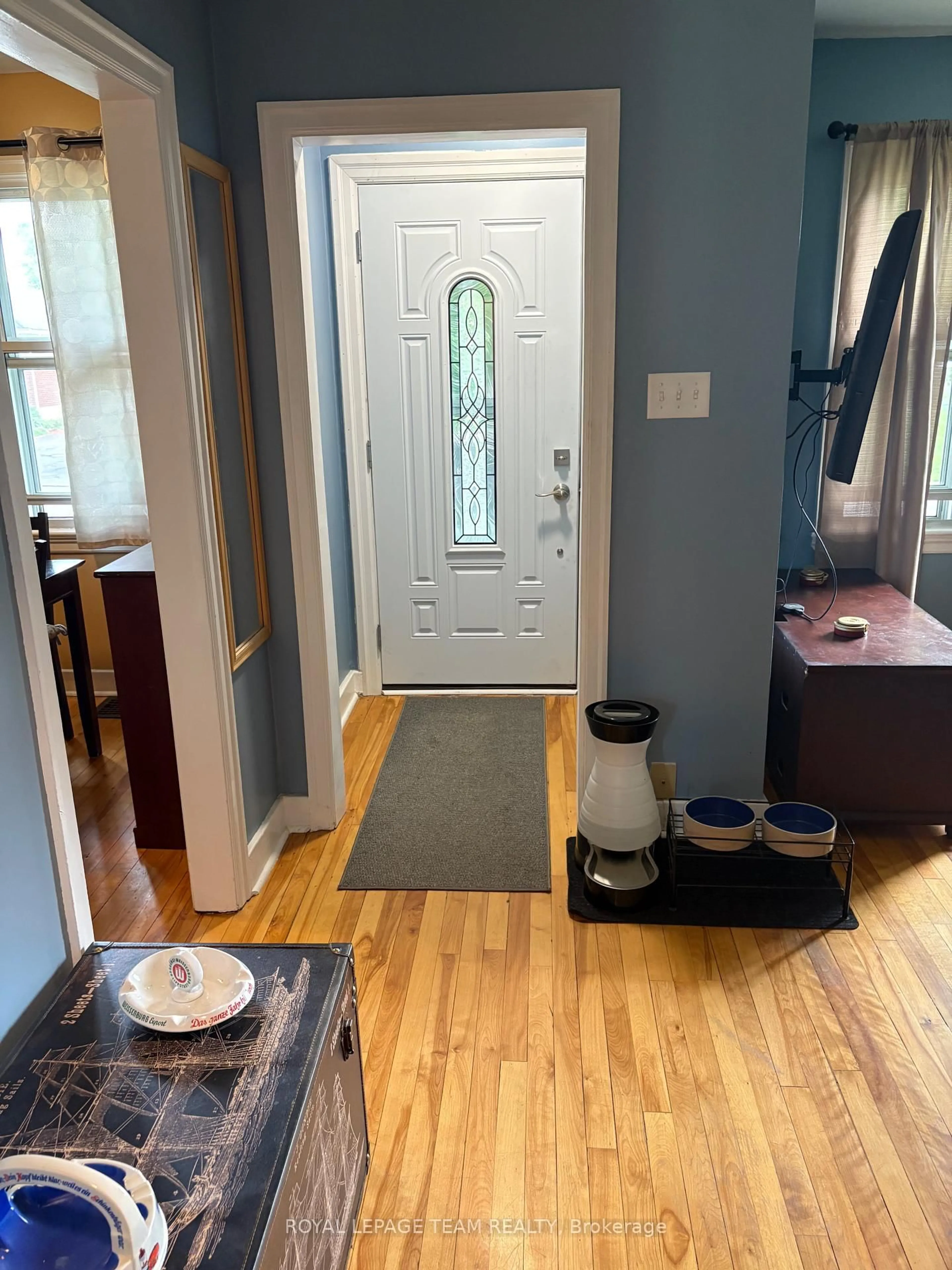 Indoor entryway for 1123 Secord Ave, Ottawa Ontario K1H 8C9