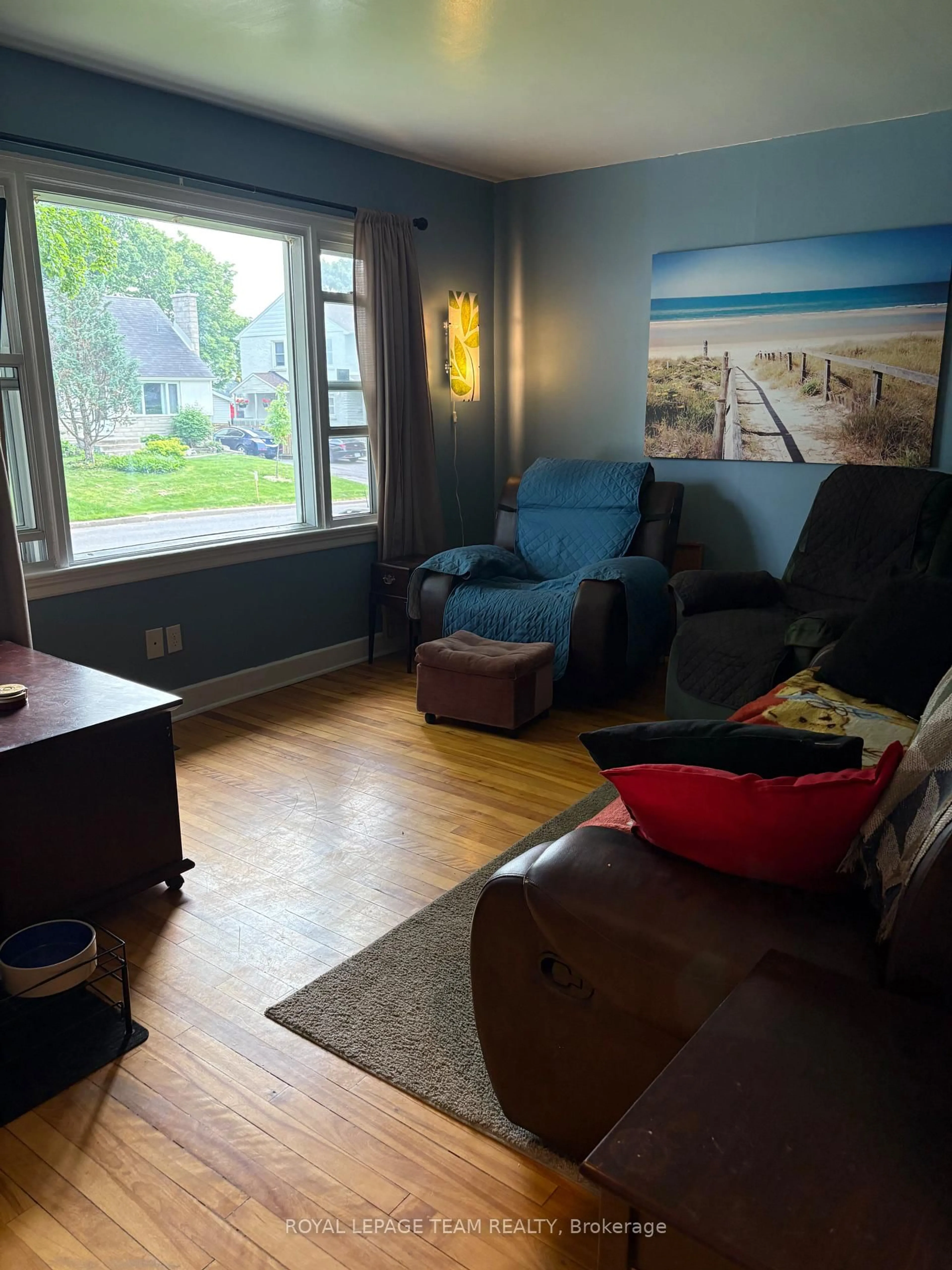 Living room with furniture, unknown for 1123 Secord Ave, Ottawa Ontario K1H 8C9