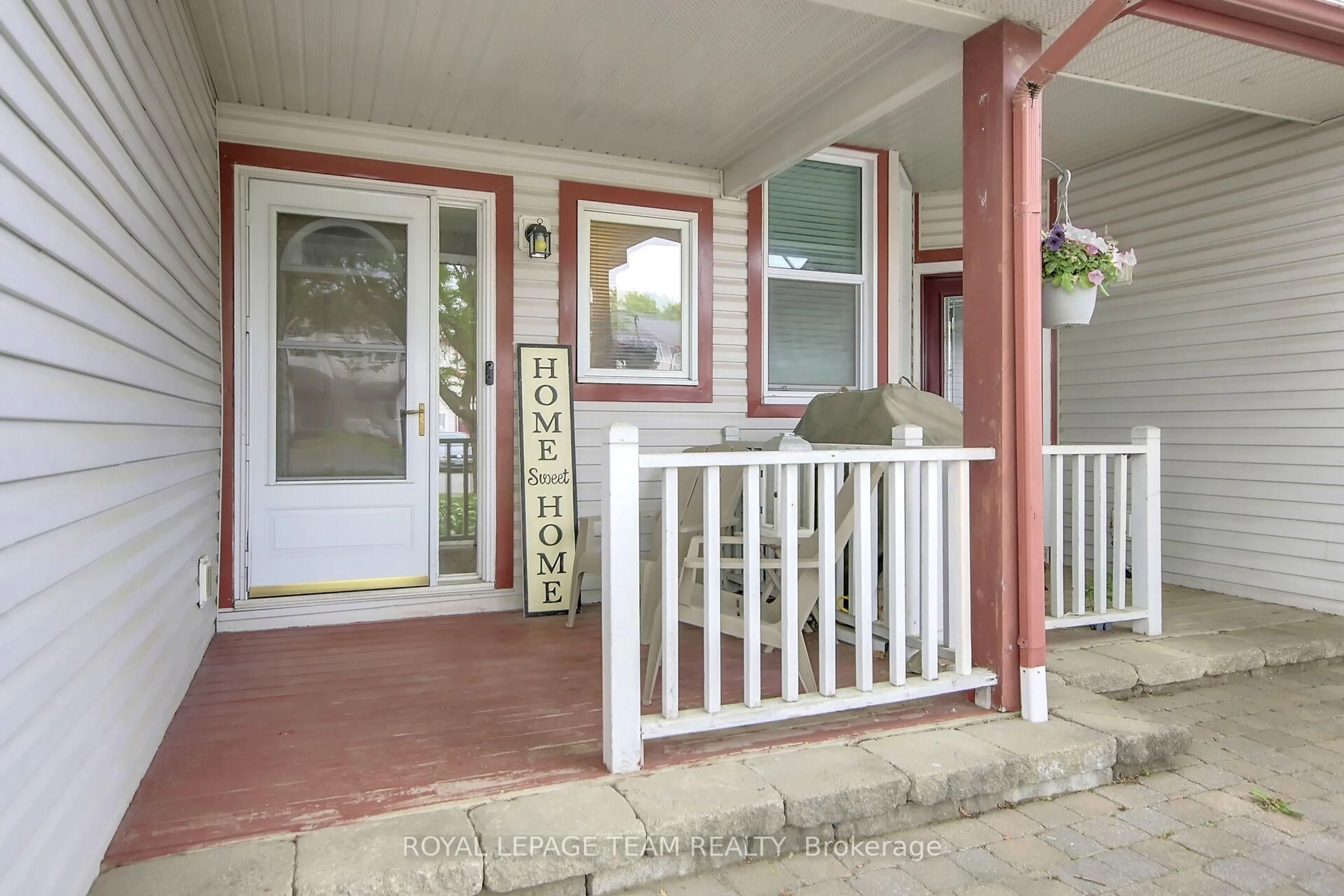 Indoor entryway for 918 Maley St, North Grenville Ontario K0G 1J0