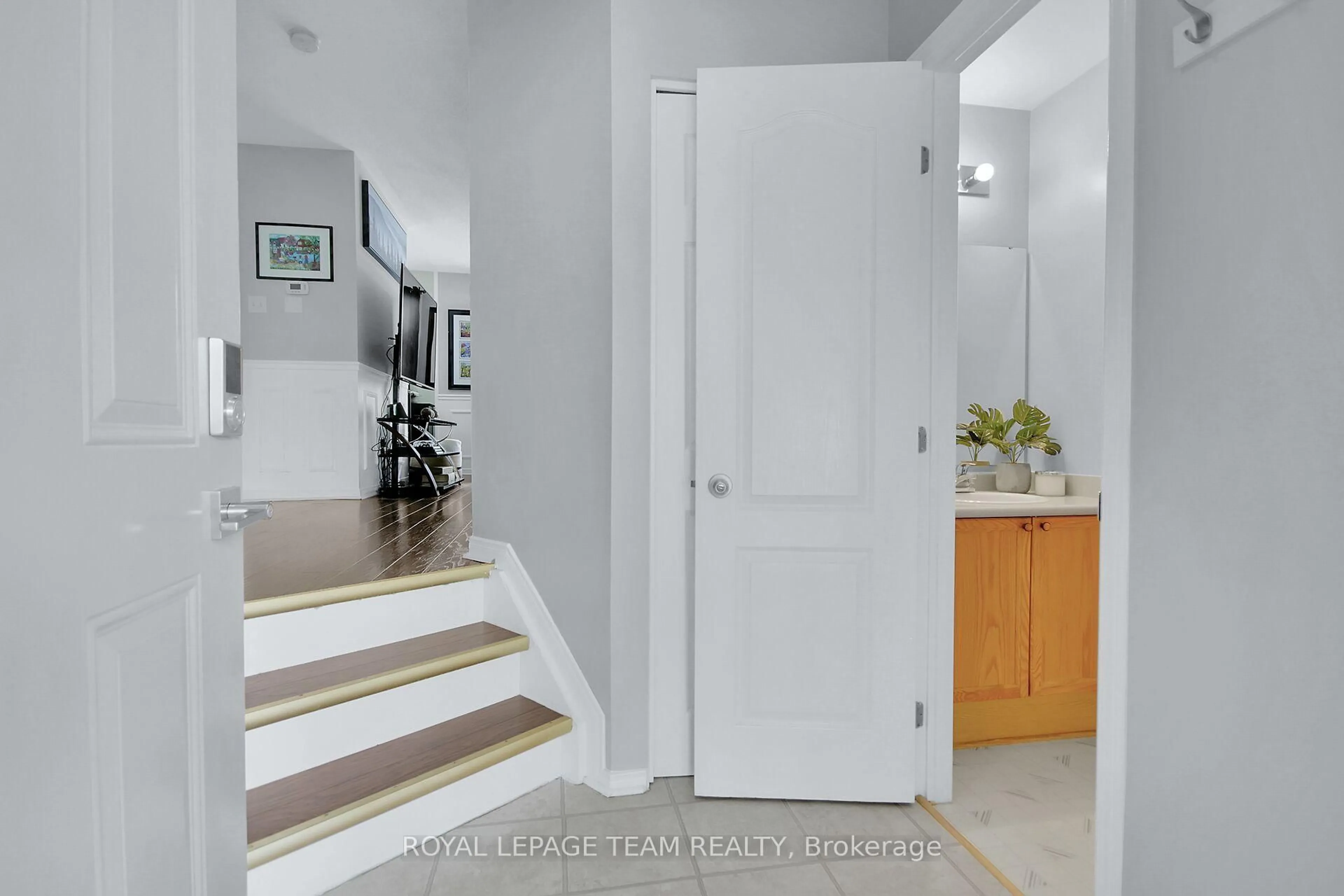 Indoor entryway for 918 Maley St, North Grenville Ontario K0G 1J0
