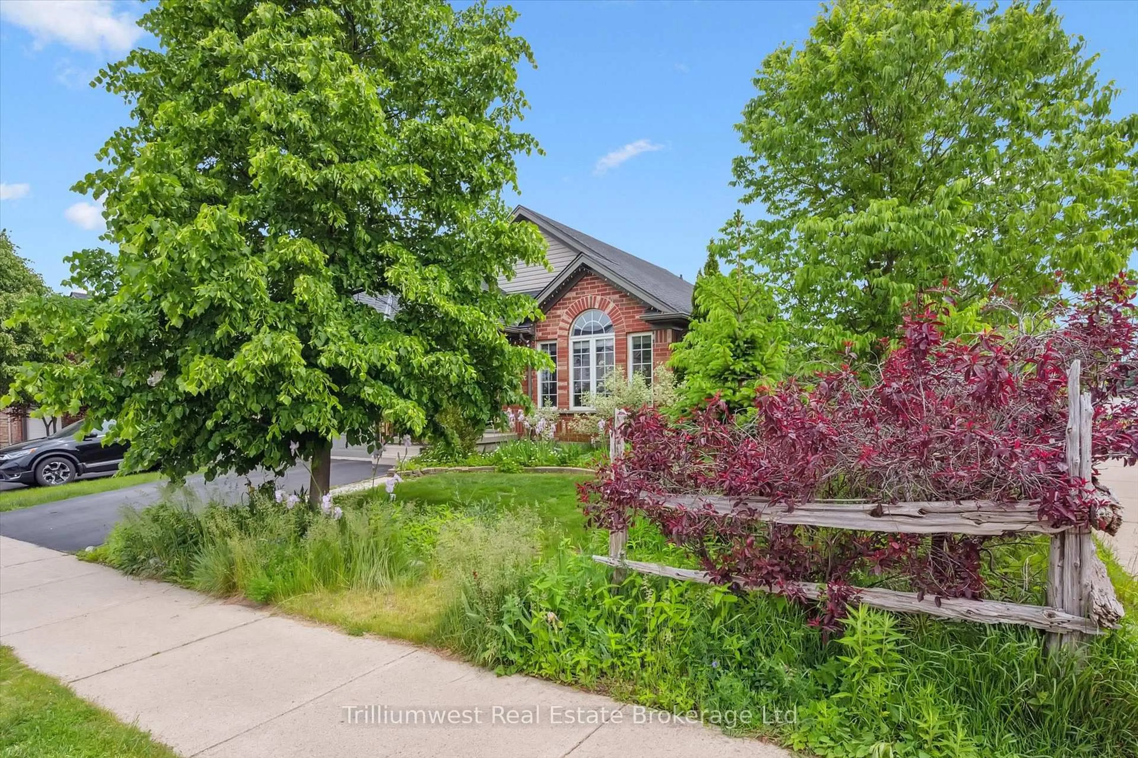 A pic from outside/outdoor area/front of a property/back of a property/a pic from drone, street for 72 McArthur Dr, Guelph Ontario N1L 1T8
