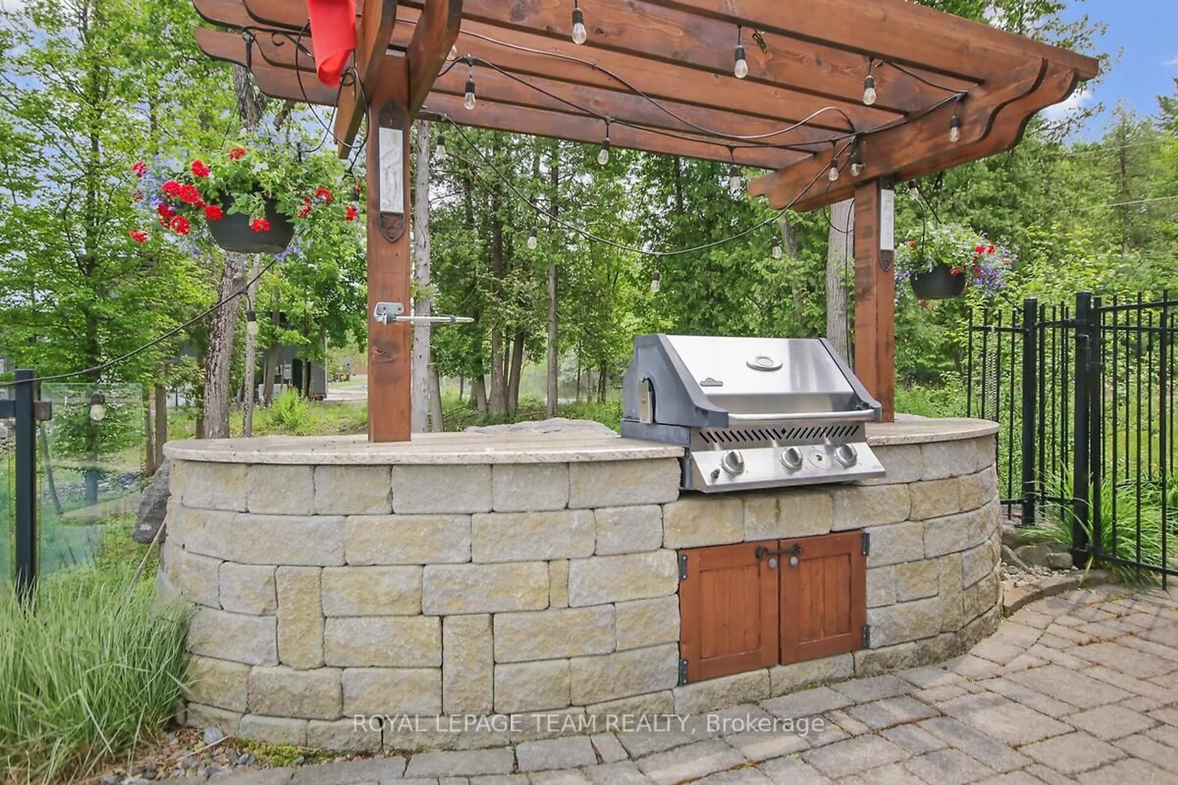 Patio, street for 3886 Armitage Ave, Ottawa Ontario K0A 1T0