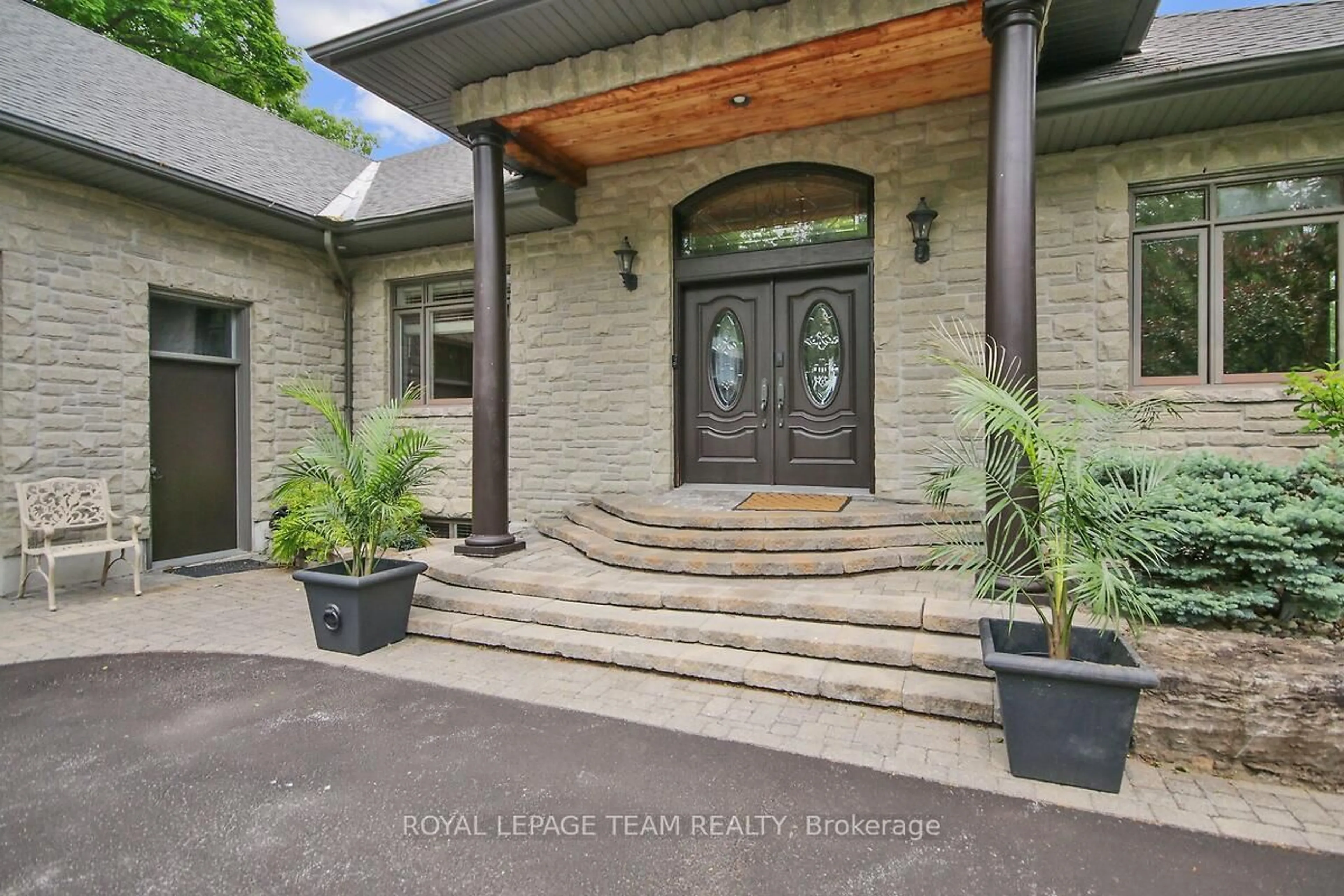 Indoor entryway for 3886 Armitage Ave, Ottawa Ontario K0A 1T0