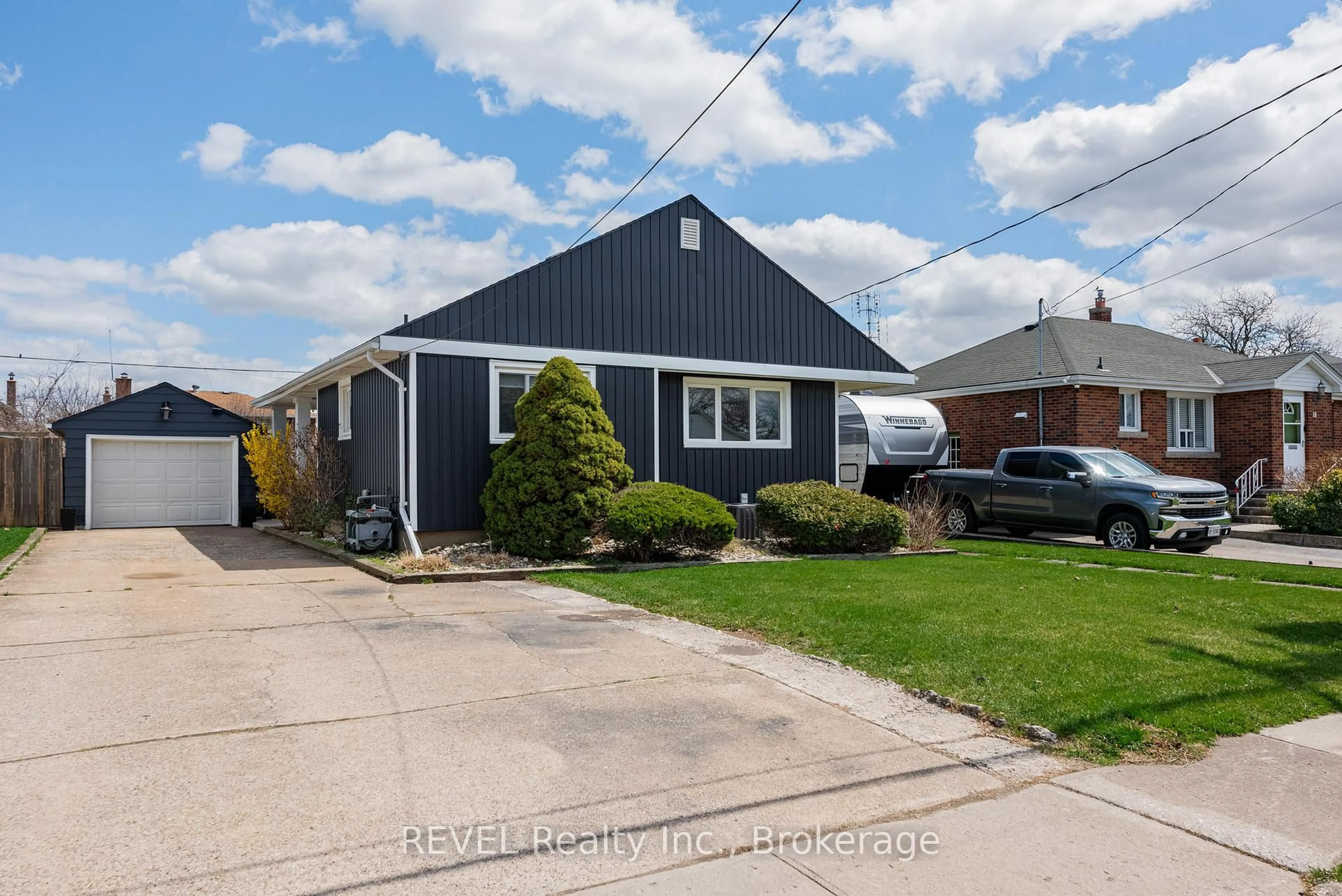 Home with vinyl exterior material, street for 20 Whyte Ave, Thorold Ontario L2V 2T3