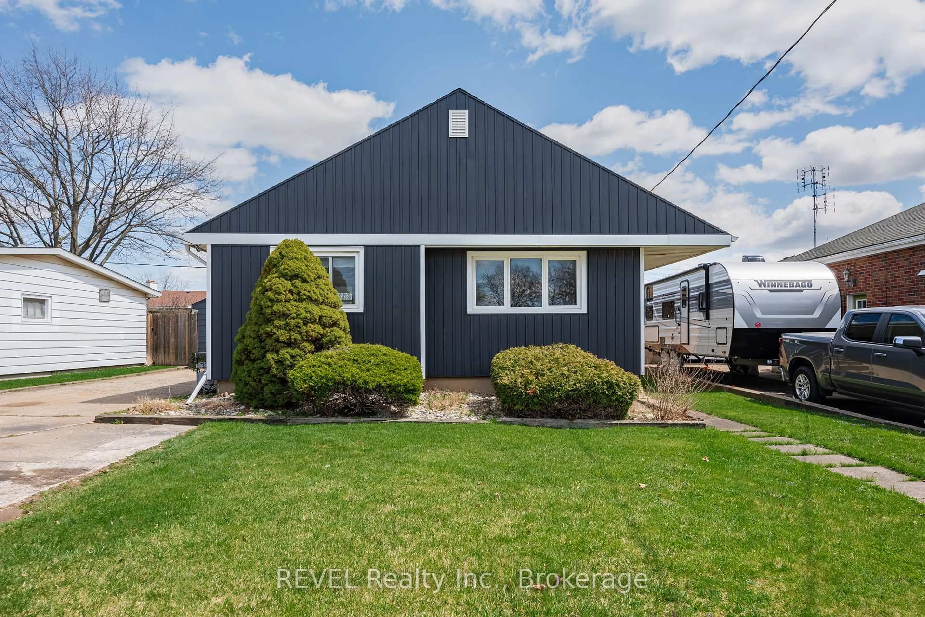 Home with vinyl exterior material, street for 20 Whyte Ave, Thorold Ontario L2V 2T3