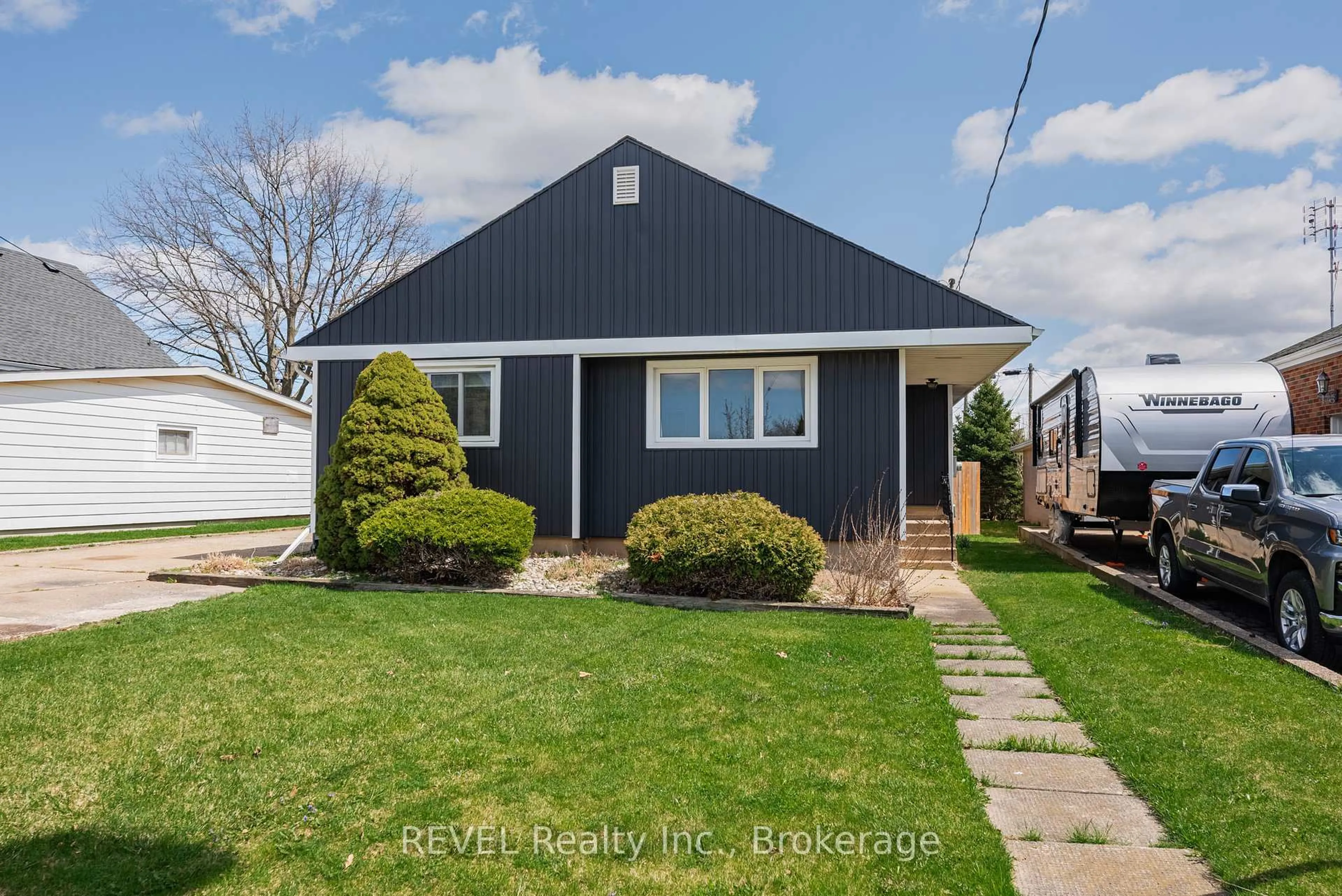 Home with vinyl exterior material, street for 20 Whyte Ave, Thorold Ontario L2V 2T3