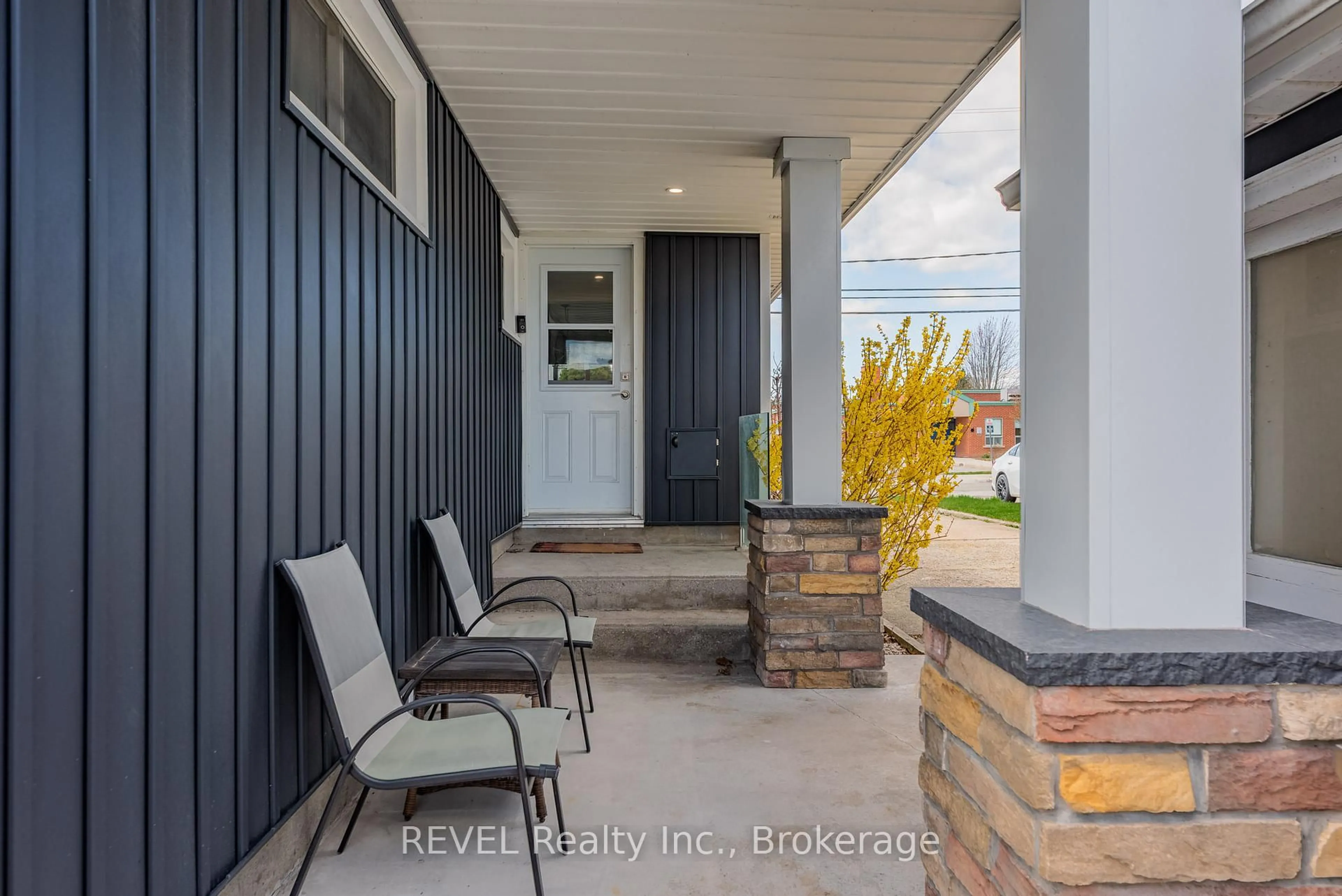 Indoor entryway for 20 Whyte Ave, Thorold Ontario L2V 2T3