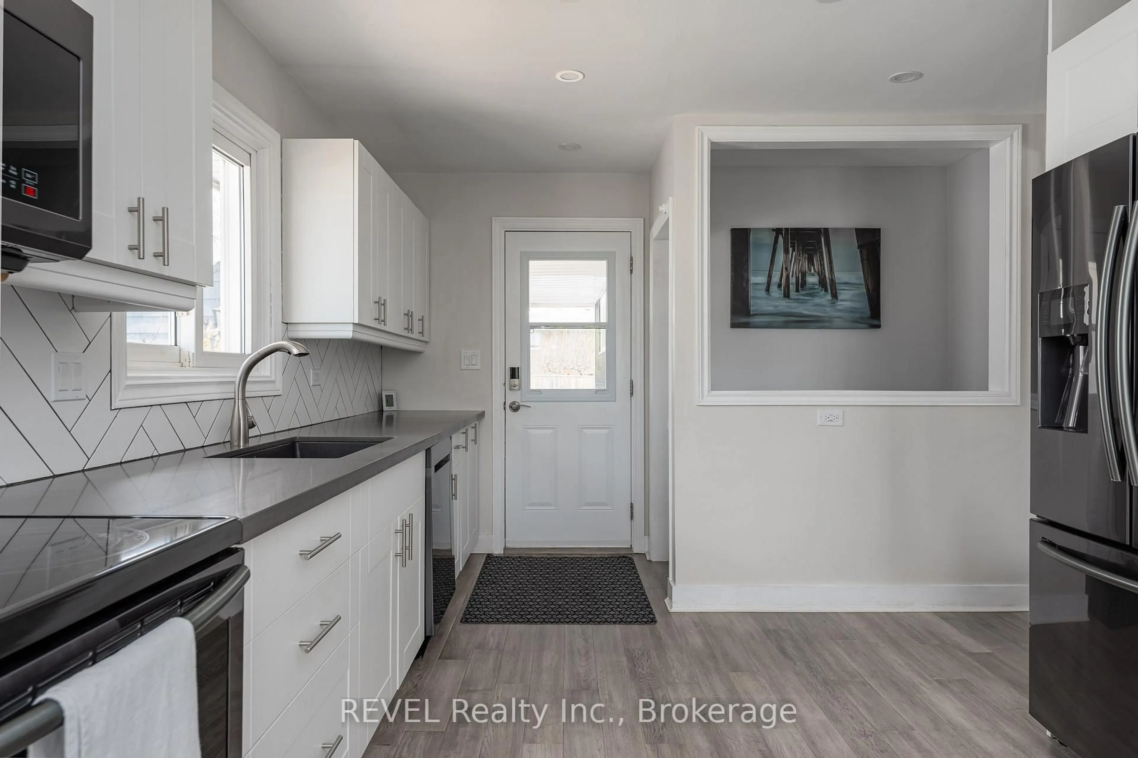 Open concept kitchen, ceramic/tile floor for 20 Whyte Ave, Thorold Ontario L2V 2T3