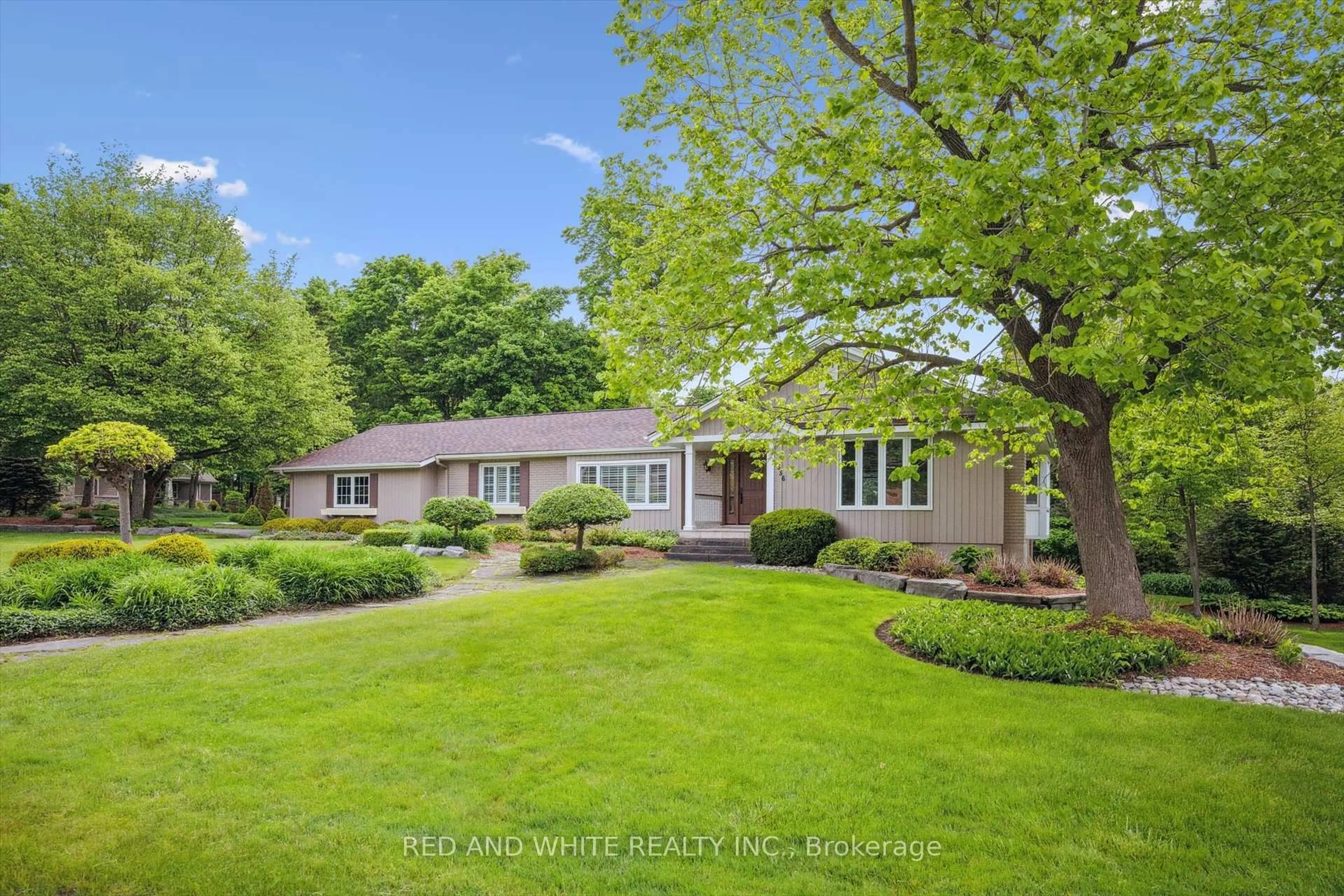 A pic from outside/outdoor area/front of a property/back of a property/a pic from drone, street for 536 Oxbow Rd, Waterloo Ontario N2K 1Y6