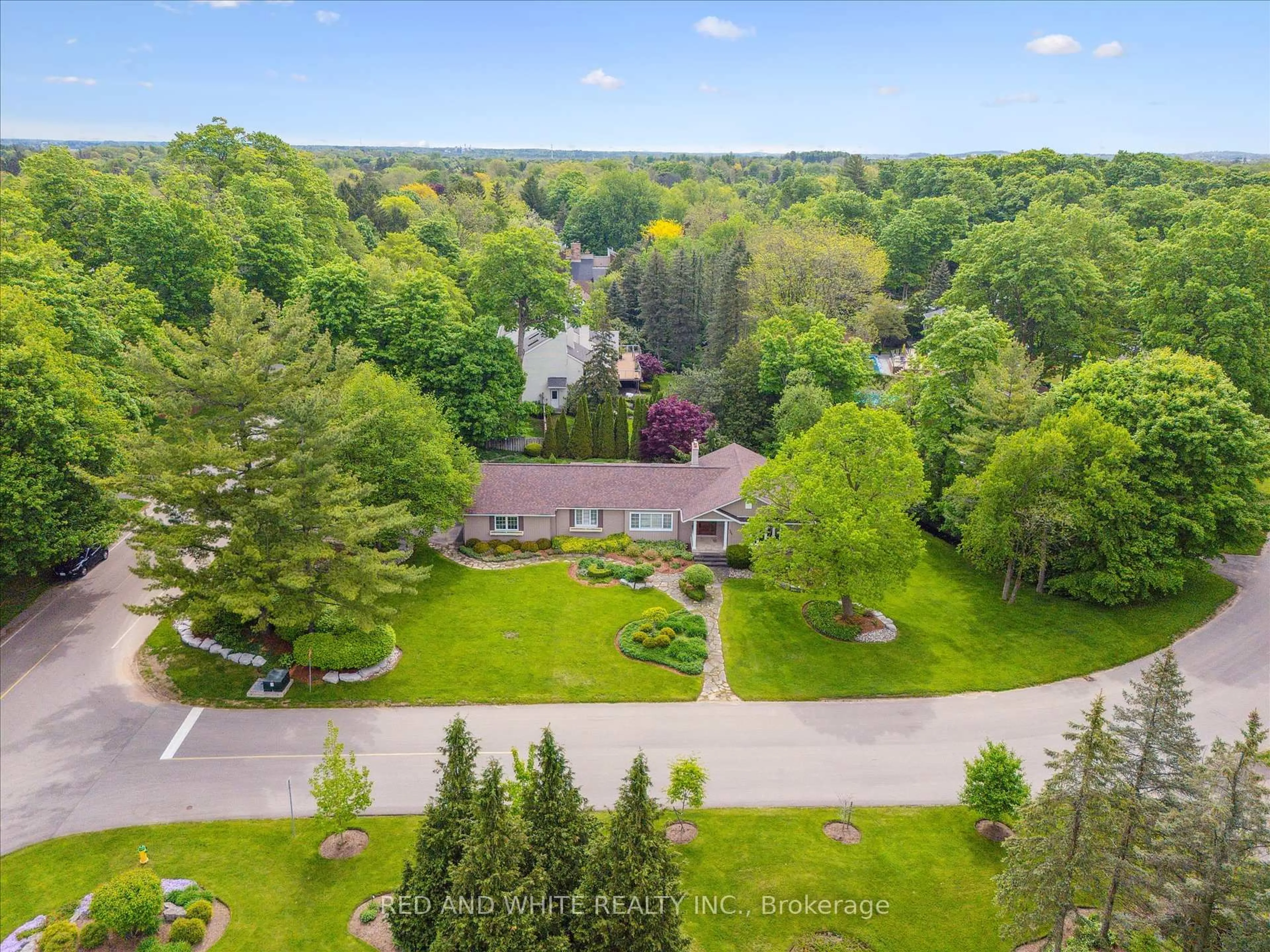 A pic from outside/outdoor area/front of a property/back of a property/a pic from drone, forest/trees view for 536 Oxbow Rd, Waterloo Ontario N2K 1Y6