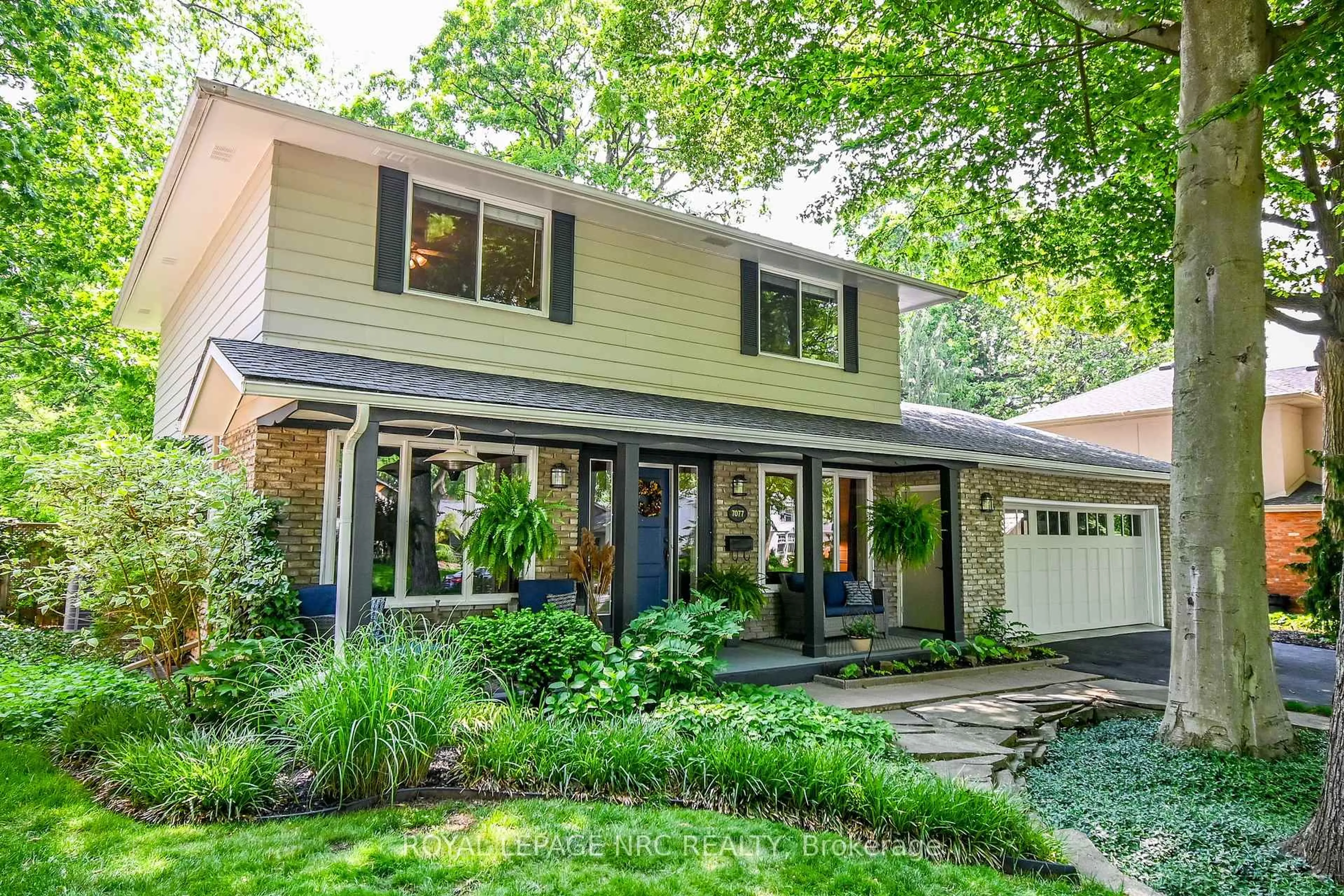 Home with vinyl exterior material, street for 7077 Ridgewood Cres, Niagara Falls Ontario L2J 2C2