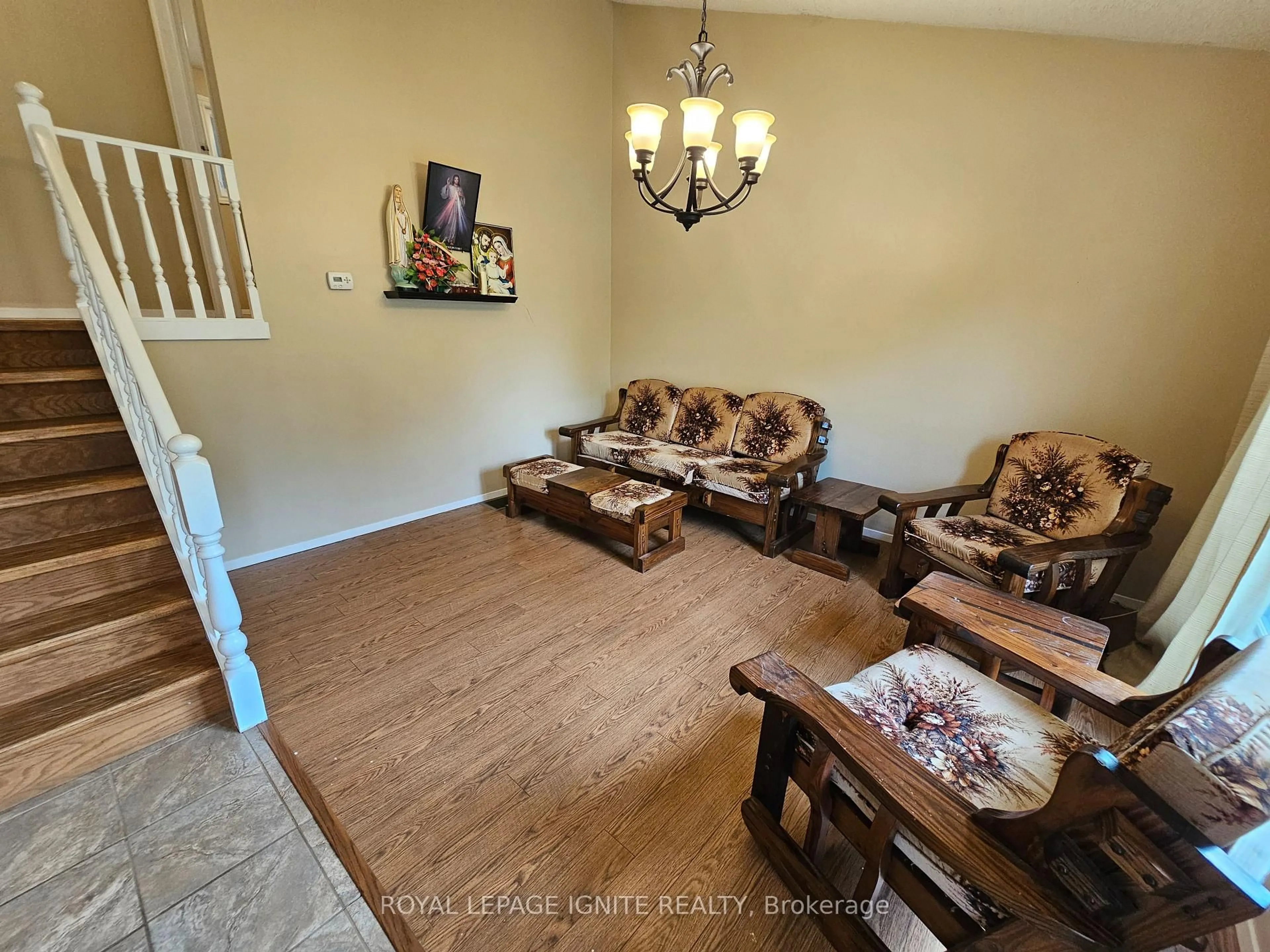 Living room with furniture, unknown for 253 WOODLAND Dr, Selwyn Ontario K9L 1P2