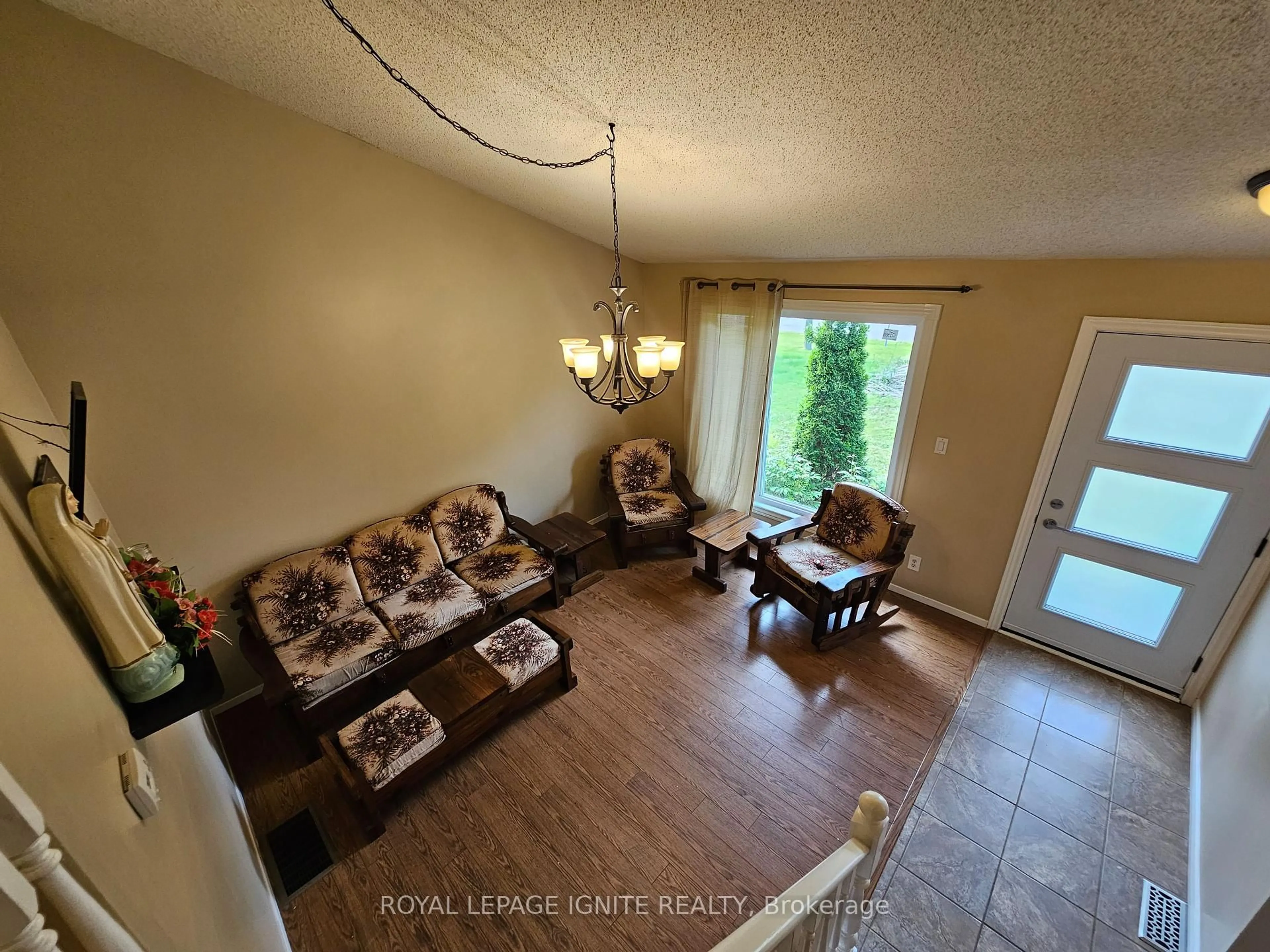 Living room with furniture, unknown for 253 WOODLAND Dr, Selwyn Ontario K9L 1P2