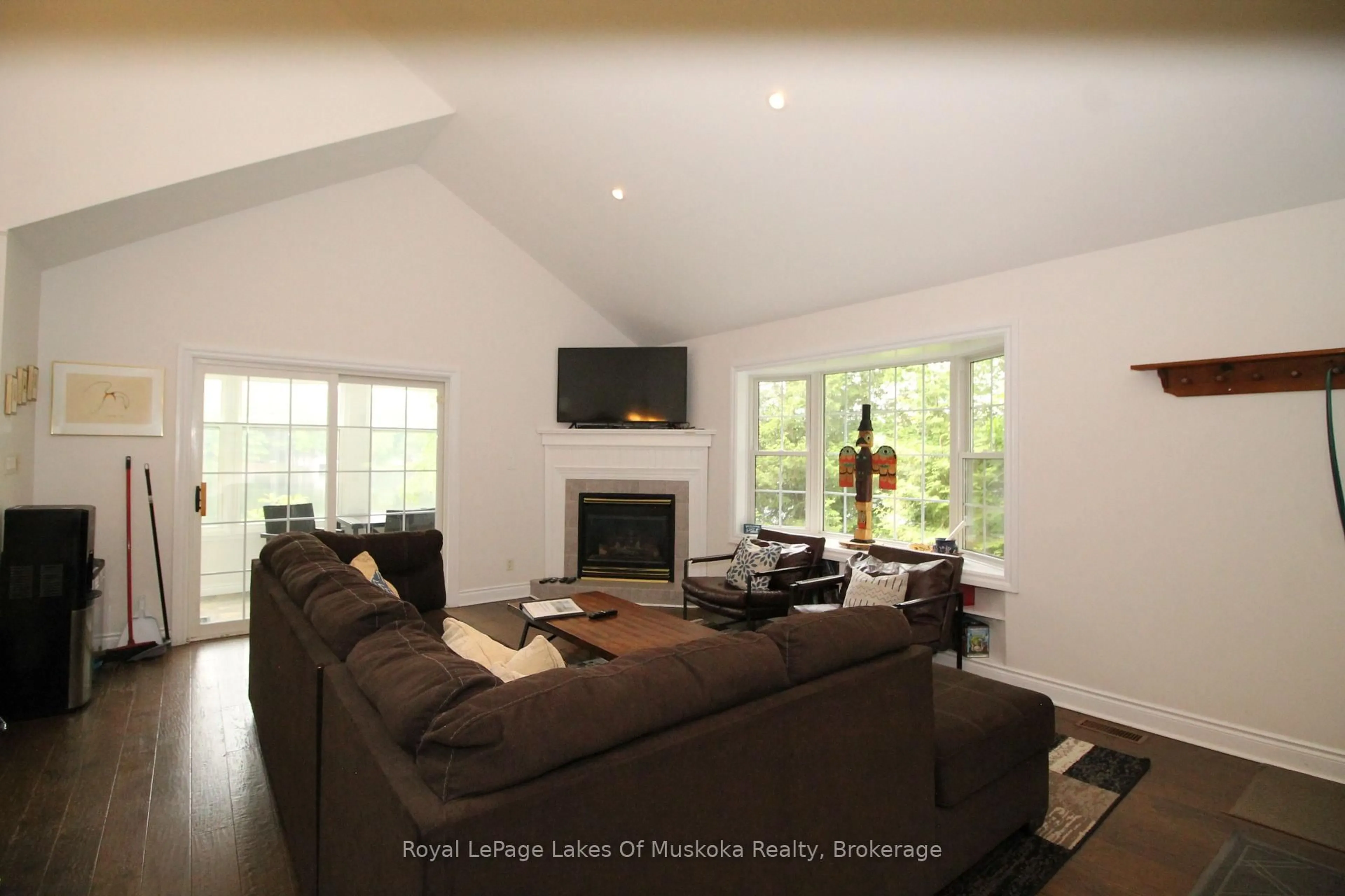 Living room with furniture, wood/laminate floor for 49 Pinetree Rd, Gravenhurst Ontario P1P 1R2
