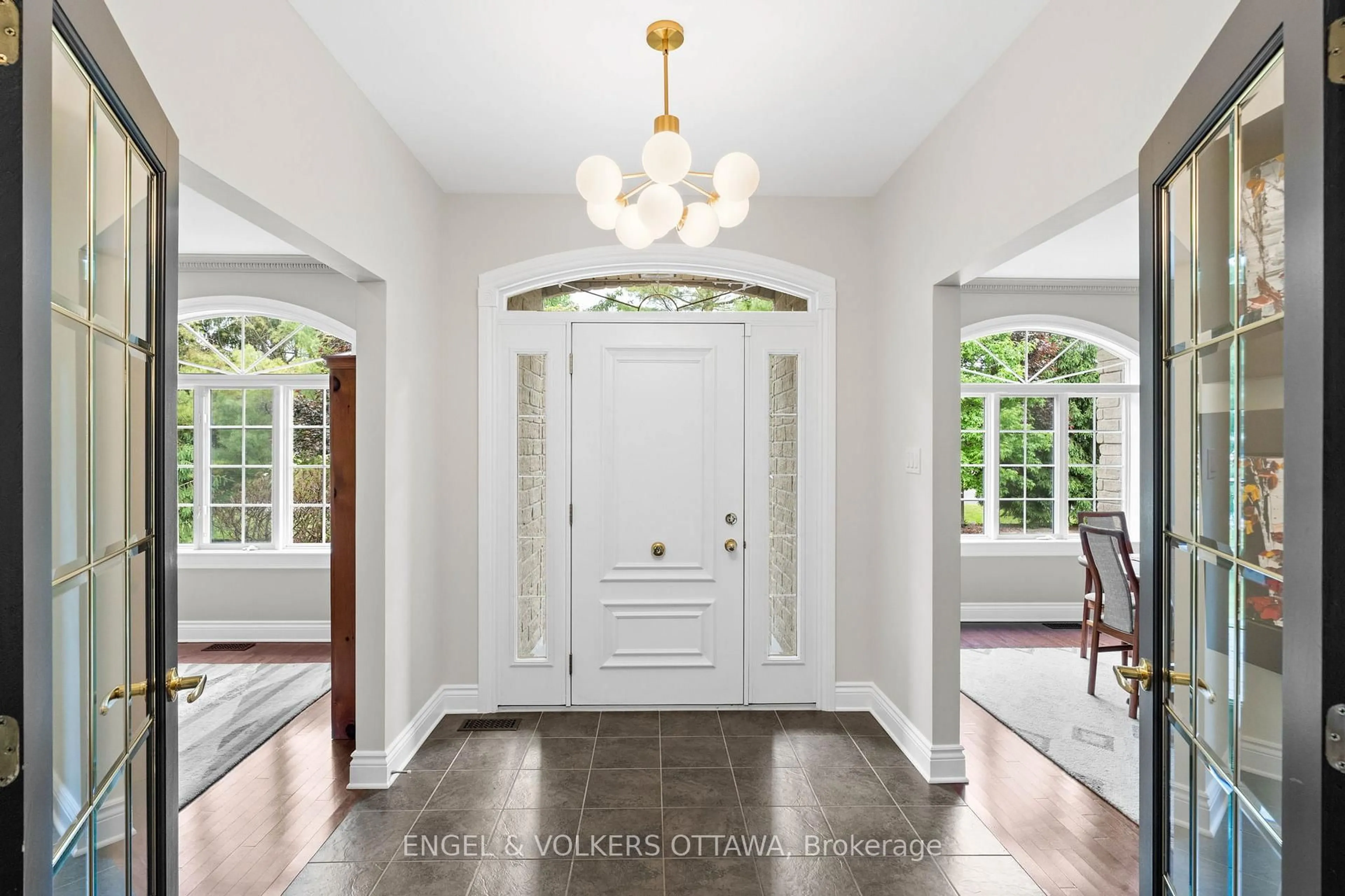 Indoor entryway for 6196 Elkwood Dr, Ottawa Ontario K4P 1M9